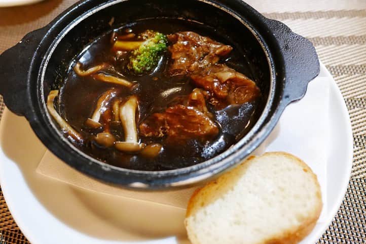 福岡グルメ 福岡ランチ「デビログ」さんのインスタグラム写真 - (福岡グルメ 福岡ランチ「デビログ」Instagram)「薬院にある『Teppan Dining よしだ』は開店して2年半になるらしいが、今回が初訪問😄 場所は有名寿司店『近松』の近く。 #佐賀牛 のヒレはやっぱり美味い😊👌 追加で頼んだ#熊本あか牛 のクリミも肉肉しい感じで好みやった。 店主の吉田さんはホテル日航福岡出身なので肉は六面焼きするらしい。 修行先によって焼き方に特徴があるのも面白い。 ここは普段はランチはやってないらしいが、2名以上で3,000円のコースを予約すればお昼でも営業してくれるとのこと。 これは嬉しいねぇ～🙆‍♂️ 昼飲みで鉄板焼きとか贅沢やん✌️ ちなみに8月15日木曜日は営業するようだ。 . 他picは「デビログ」に掲載しています。 サイトを見る場合はブラウザで「デビログ」で検索👉 . #TeppanDiningよしだ #福岡市中央区薬院 2-6-22 092-791-2929 17:30～22:00 定休日：木曜日 . ♦️福岡グルメ 福岡ランチ を掲載しているブログ は「デビログ」検索👉 ♦️マニアックな情報や本当に美味しいお店情報なら「もっとデビログ」検索👉 . #福岡肉 #福岡ステーキ #薬院グルメ #薬院肉 #薬院ステーキ #福岡 #博多 #fukuokapics #fukuoka #fukuokacity #hakata #fukuokarestaurant #fukuokagourmet #IGersJP #ig_japan #福岡レストラン #福岡飲食店 #福岡グルメ #福岡ランチ #福岡ごはん #福岡ご飯 #食べログ福岡 #福岡飯 #福岡食べ歩き」8月8日 6時36分 - devi_takahashi