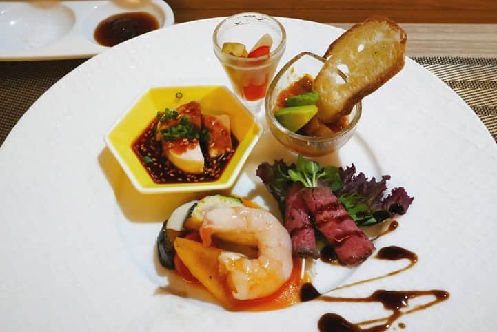 福岡グルメ 福岡ランチ「デビログ」さんのインスタグラム写真 - (福岡グルメ 福岡ランチ「デビログ」Instagram)「薬院にある『Teppan Dining よしだ』は開店して2年半になるらしいが、今回が初訪問😄 場所は有名寿司店『近松』の近く。 #佐賀牛 のヒレはやっぱり美味い😊👌 追加で頼んだ#熊本あか牛 のクリミも肉肉しい感じで好みやった。 店主の吉田さんはホテル日航福岡出身なので肉は六面焼きするらしい。 修行先によって焼き方に特徴があるのも面白い。 ここは普段はランチはやってないらしいが、2名以上で3,000円のコースを予約すればお昼でも営業してくれるとのこと。 これは嬉しいねぇ～🙆‍♂️ 昼飲みで鉄板焼きとか贅沢やん✌️ ちなみに8月15日木曜日は営業するようだ。 . 他picは「デビログ」に掲載しています。 サイトを見る場合はブラウザで「デビログ」で検索👉 . #TeppanDiningよしだ #福岡市中央区薬院 2-6-22 092-791-2929 17:30～22:00 定休日：木曜日 . ♦️福岡グルメ 福岡ランチ を掲載しているブログ は「デビログ」検索👉 ♦️マニアックな情報や本当に美味しいお店情報なら「もっとデビログ」検索👉 . #福岡肉 #福岡ステーキ #薬院グルメ #薬院肉 #薬院ステーキ #福岡 #博多 #fukuokapics #fukuoka #fukuokacity #hakata #fukuokarestaurant #fukuokagourmet #IGersJP #ig_japan #福岡レストラン #福岡飲食店 #福岡グルメ #福岡ランチ #福岡ごはん #福岡ご飯 #食べログ福岡 #福岡飯 #福岡食べ歩き」8月8日 6時36分 - devi_takahashi