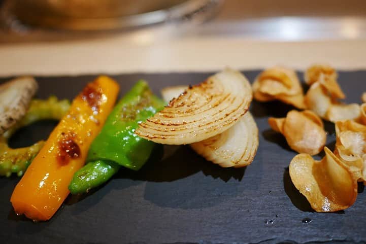 福岡グルメ 福岡ランチ「デビログ」さんのインスタグラム写真 - (福岡グルメ 福岡ランチ「デビログ」Instagram)「薬院にある『Teppan Dining よしだ』は開店して2年半になるらしいが、今回が初訪問😄 場所は有名寿司店『近松』の近く。 #佐賀牛 のヒレはやっぱり美味い😊👌 追加で頼んだ#熊本あか牛 のクリミも肉肉しい感じで好みやった。 店主の吉田さんはホテル日航福岡出身なので肉は六面焼きするらしい。 修行先によって焼き方に特徴があるのも面白い。 ここは普段はランチはやってないらしいが、2名以上で3,000円のコースを予約すればお昼でも営業してくれるとのこと。 これは嬉しいねぇ～🙆‍♂️ 昼飲みで鉄板焼きとか贅沢やん✌️ ちなみに8月15日木曜日は営業するようだ。 . 他picは「デビログ」に掲載しています。 サイトを見る場合はブラウザで「デビログ」で検索👉 . #TeppanDiningよしだ #福岡市中央区薬院 2-6-22 092-791-2929 17:30～22:00 定休日：木曜日 . ♦️福岡グルメ 福岡ランチ を掲載しているブログ は「デビログ」検索👉 ♦️マニアックな情報や本当に美味しいお店情報なら「もっとデビログ」検索👉 . #福岡肉 #福岡ステーキ #薬院グルメ #薬院肉 #薬院ステーキ #福岡 #博多 #fukuokapics #fukuoka #fukuokacity #hakata #fukuokarestaurant #fukuokagourmet #IGersJP #ig_japan #福岡レストラン #福岡飲食店 #福岡グルメ #福岡ランチ #福岡ごはん #福岡ご飯 #食べログ福岡 #福岡飯 #福岡食べ歩き」8月8日 6時36分 - devi_takahashi
