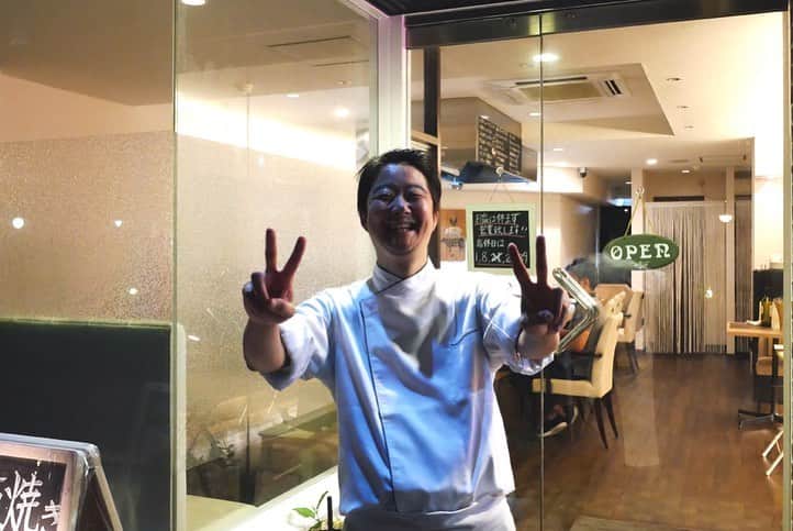 福岡グルメ 福岡ランチ「デビログ」さんのインスタグラム写真 - (福岡グルメ 福岡ランチ「デビログ」Instagram)「薬院にある『Teppan Dining よしだ』は開店して2年半になるらしいが、今回が初訪問😄 場所は有名寿司店『近松』の近く。 #佐賀牛 のヒレはやっぱり美味い😊👌 追加で頼んだ#熊本あか牛 のクリミも肉肉しい感じで好みやった。 店主の吉田さんはホテル日航福岡出身なので肉は六面焼きするらしい。 修行先によって焼き方に特徴があるのも面白い。 ここは普段はランチはやってないらしいが、2名以上で3,000円のコースを予約すればお昼でも営業してくれるとのこと。 これは嬉しいねぇ～🙆‍♂️ 昼飲みで鉄板焼きとか贅沢やん✌️ ちなみに8月15日木曜日は営業するようだ。 . 他picは「デビログ」に掲載しています。 サイトを見る場合はブラウザで「デビログ」で検索👉 . #TeppanDiningよしだ #福岡市中央区薬院 2-6-22 092-791-2929 17:30～22:00 定休日：木曜日 . ♦️福岡グルメ 福岡ランチ を掲載しているブログ は「デビログ」検索👉 ♦️マニアックな情報や本当に美味しいお店情報なら「もっとデビログ」検索👉 . #福岡肉 #福岡ステーキ #薬院グルメ #薬院肉 #薬院ステーキ #福岡 #博多 #fukuokapics #fukuoka #fukuokacity #hakata #fukuokarestaurant #fukuokagourmet #IGersJP #ig_japan #福岡レストラン #福岡飲食店 #福岡グルメ #福岡ランチ #福岡ごはん #福岡ご飯 #食べログ福岡 #福岡飯 #福岡食べ歩き」8月8日 6時36分 - devi_takahashi