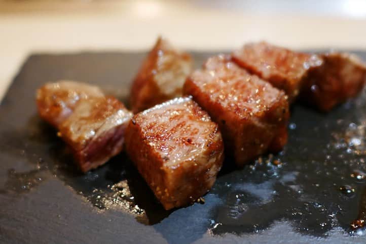 福岡グルメ 福岡ランチ「デビログ」さんのインスタグラム写真 - (福岡グルメ 福岡ランチ「デビログ」Instagram)「薬院にある『Teppan Dining よしだ』は開店して2年半になるらしいが、今回が初訪問😄 場所は有名寿司店『近松』の近く。 #佐賀牛 のヒレはやっぱり美味い😊👌 追加で頼んだ#熊本あか牛 のクリミも肉肉しい感じで好みやった。 店主の吉田さんはホテル日航福岡出身なので肉は六面焼きするらしい。 修行先によって焼き方に特徴があるのも面白い。 ここは普段はランチはやってないらしいが、2名以上で3,000円のコースを予約すればお昼でも営業してくれるとのこと。 これは嬉しいねぇ～🙆‍♂️ 昼飲みで鉄板焼きとか贅沢やん✌️ ちなみに8月15日木曜日は営業するようだ。 . 他picは「デビログ」に掲載しています。 サイトを見る場合はブラウザで「デビログ」で検索👉 . #TeppanDiningよしだ #福岡市中央区薬院 2-6-22 092-791-2929 17:30～22:00 定休日：木曜日 . ♦️福岡グルメ 福岡ランチ を掲載しているブログ は「デビログ」検索👉 ♦️マニアックな情報や本当に美味しいお店情報なら「もっとデビログ」検索👉 . #福岡肉 #福岡ステーキ #薬院グルメ #薬院肉 #薬院ステーキ #福岡 #博多 #fukuokapics #fukuoka #fukuokacity #hakata #fukuokarestaurant #fukuokagourmet #IGersJP #ig_japan #福岡レストラン #福岡飲食店 #福岡グルメ #福岡ランチ #福岡ごはん #福岡ご飯 #食べログ福岡 #福岡飯 #福岡食べ歩き」8月8日 6時36分 - devi_takahashi