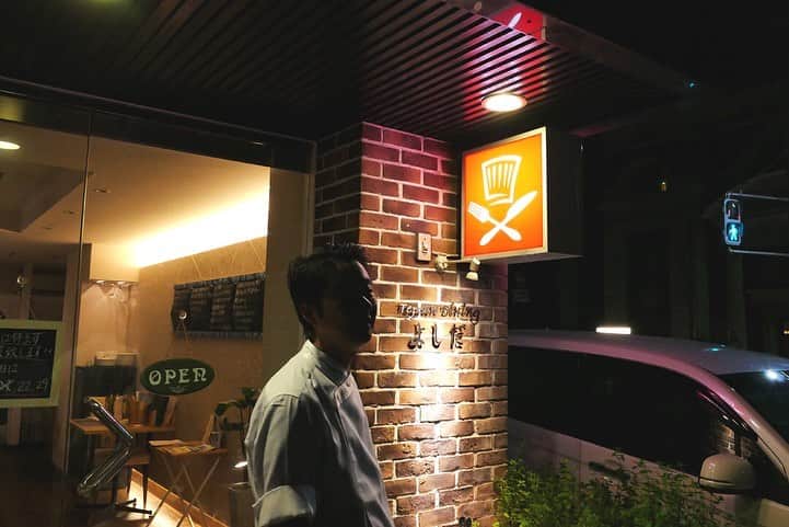 福岡グルメ 福岡ランチ「デビログ」さんのインスタグラム写真 - (福岡グルメ 福岡ランチ「デビログ」Instagram)「薬院にある『Teppan Dining よしだ』は開店して2年半になるらしいが、今回が初訪問😄 場所は有名寿司店『近松』の近く。 #佐賀牛 のヒレはやっぱり美味い😊👌 追加で頼んだ#熊本あか牛 のクリミも肉肉しい感じで好みやった。 店主の吉田さんはホテル日航福岡出身なので肉は六面焼きするらしい。 修行先によって焼き方に特徴があるのも面白い。 ここは普段はランチはやってないらしいが、2名以上で3,000円のコースを予約すればお昼でも営業してくれるとのこと。 これは嬉しいねぇ～🙆‍♂️ 昼飲みで鉄板焼きとか贅沢やん✌️ ちなみに8月15日木曜日は営業するようだ。 . 他picは「デビログ」に掲載しています。 サイトを見る場合はブラウザで「デビログ」で検索👉 . #TeppanDiningよしだ #福岡市中央区薬院 2-6-22 092-791-2929 17:30～22:00 定休日：木曜日 . ♦️福岡グルメ 福岡ランチ を掲載しているブログ は「デビログ」検索👉 ♦️マニアックな情報や本当に美味しいお店情報なら「もっとデビログ」検索👉 . #福岡肉 #福岡ステーキ #薬院グルメ #薬院肉 #薬院ステーキ #福岡 #博多 #fukuokapics #fukuoka #fukuokacity #hakata #fukuokarestaurant #fukuokagourmet #IGersJP #ig_japan #福岡レストラン #福岡飲食店 #福岡グルメ #福岡ランチ #福岡ごはん #福岡ご飯 #食べログ福岡 #福岡飯 #福岡食べ歩き」8月8日 6時36分 - devi_takahashi