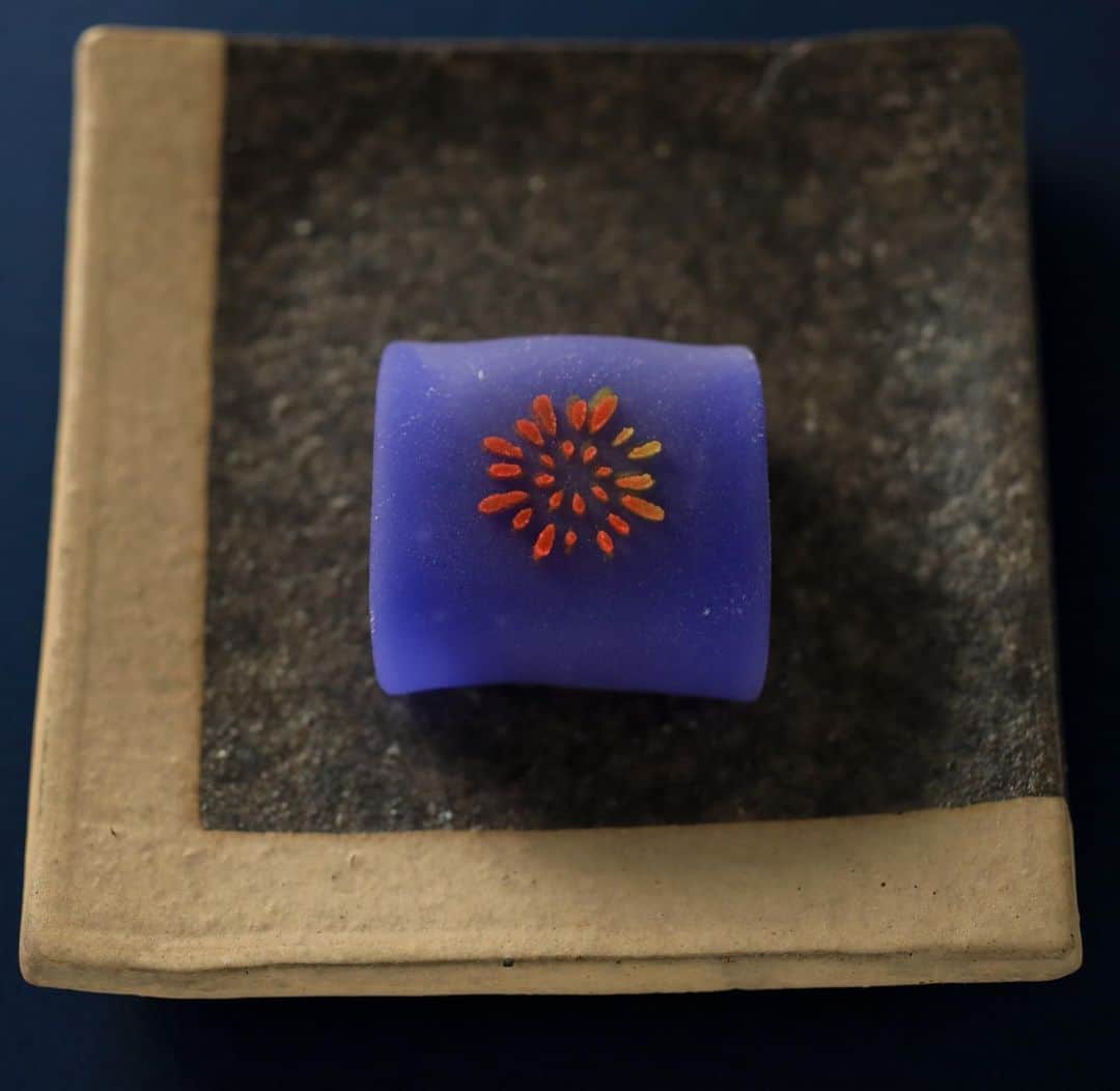 のインスタグラム：「今日の和菓子は外郎で作った花火です。 撮影 用に作成しました。 フェイスブックページのいいね！もよろしくお願いします。 https://www.facebook.com/shishisu/ Today's wagashi is #fireworks with uiro. The sweets I've made for the shooting. #福泉堂  #和菓子  #おいしい #funny #my_eos_photo #出雲  #wp_delicious_jp #カメラ好きな人と繋がりたい  #写真好きな人と繋がりたい　 #model #handmade　 #as_archive #Japan #wagashi  #جميل #красивый #ファインダー越しの世界 #work #ig_color  #일본디저트  #Mignon  #igfood #lifestylenipponpic #photooftheday #สวย #sweets #kawaii #夏」