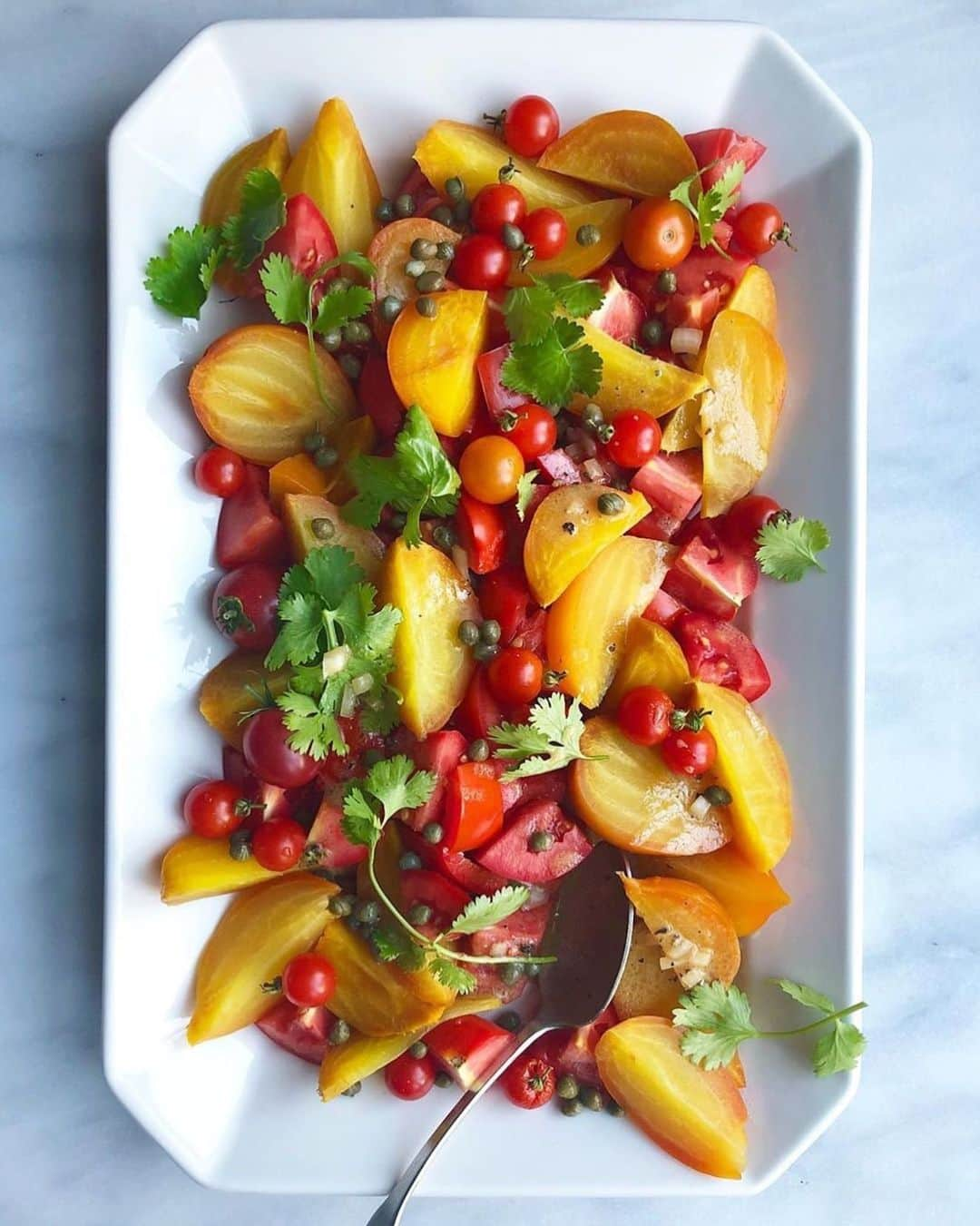 マーサ・スチュワートさんのインスタグラム写真 - (マーサ・スチュワートInstagram)「Tired of bringing the same old pasta salad to your cookouts this summer? Try this refreshing tomato-and-beet salad from culinary director @tojo827. Here’s his easy recipe: Combine yellow beets with sweet one hundreds + plum tomatoes + cilantro + capers + sherry shallot vinaigrette ✨」8月8日 6時56分 - marthastewart