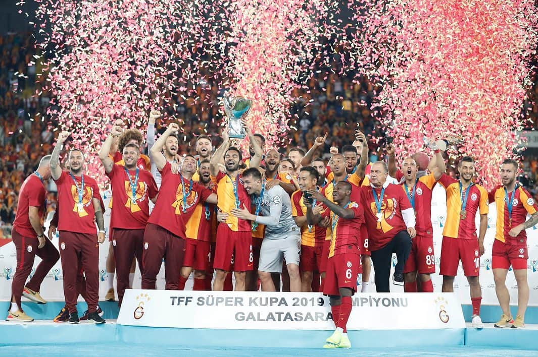 ガラタサライSKさんのインスタグラム写真 - (ガラタサライSKInstagram)「‪📸 #Süp3rŞampiyon Galatasarayımız, Süper Kupa’yı kaldırdı!‬」8月8日 6時54分 - galatasaray