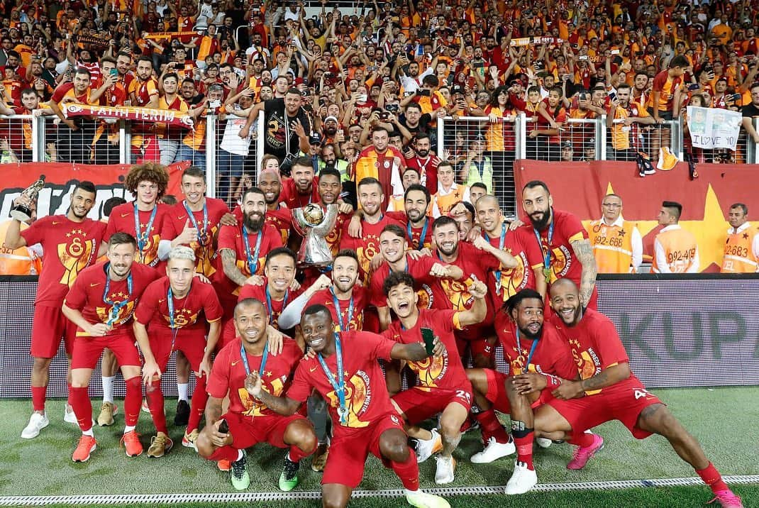 ガラタサライSKさんのインスタグラム写真 - (ガラタサライSKInstagram)「‪📸 #Süp3rŞampiyon Galatasarayımız, Süper Kupa’yı kaldırdı!‬」8月8日 6時54分 - galatasaray