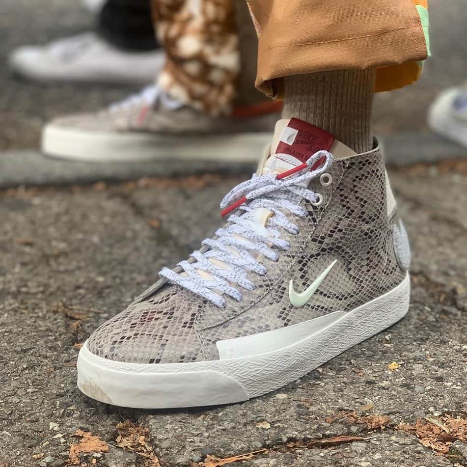 Sneaker Newsさんのインスタグラム写真 - (Sneaker NewsInstagram)「@soulland and Nike SB join forces yet again for a reimagination of the Blazer Mid. Draped in snakeskin with some clever Swoosh options, this upcoming collaboration is set to release in August. For additional details, hit the link in our bio. 📸: @aardrijkskunde」8月8日 6時54分 - sneakernews