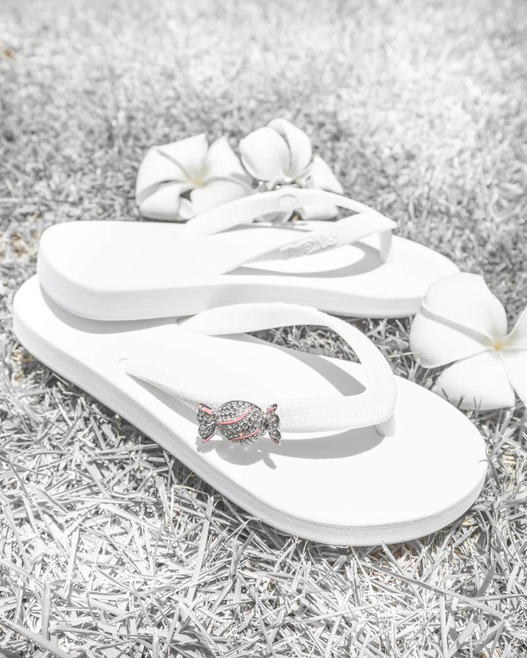 Popits Hawaiiのインスタグラム：「Flat White x Candy charms🍬⁠ ⁠ ⁠ #popitshawaii #ポピッツ #sandals #charms #alohastate #luckywelivehawaii #waikiki #footwear #thong #happyfeet #flipflops #slippers #ハワイ #ハワイ旅行 #ハワイ好き #ハワイ大好き #ハワイ好きな人と繋がりたい #ビーチサンダル #フラ #フラダンス #占い #honolulu #oahu」
