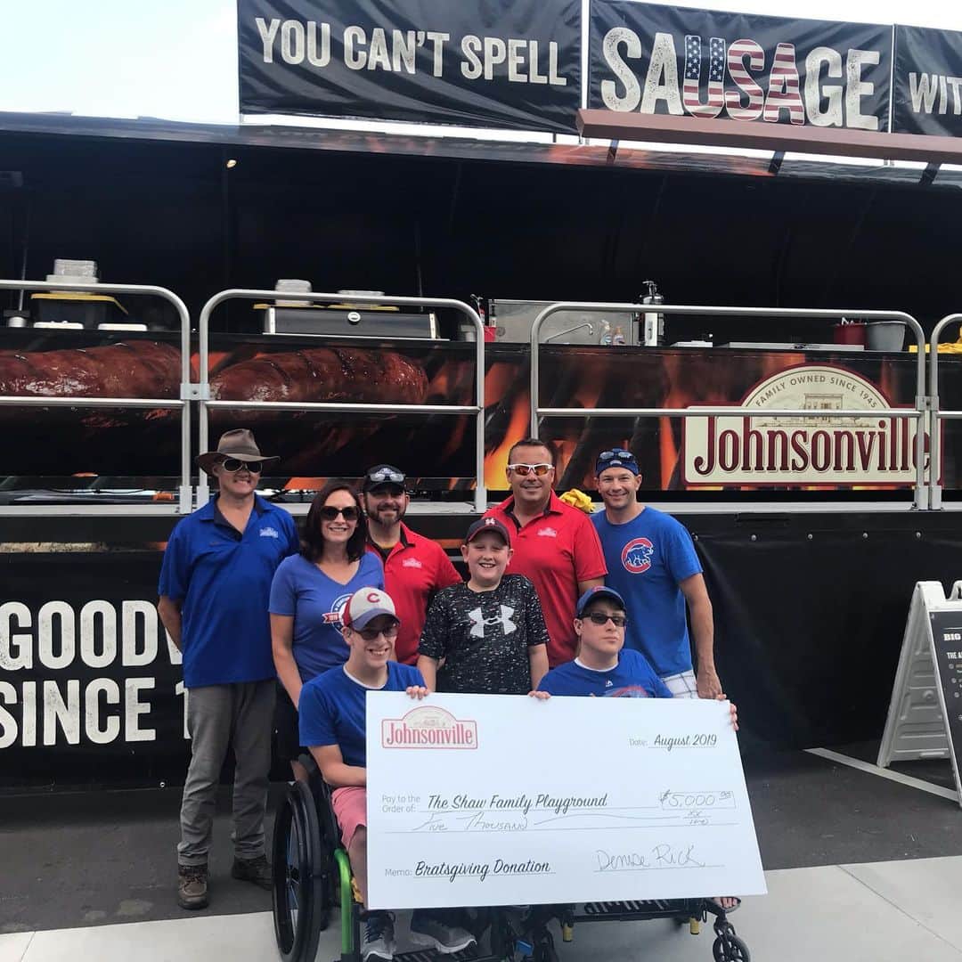 ジョンソンヴィルのインスタグラム：「The sun & plenty of 🌭were out this week to celebrate & raise over $8k for a family of very deserving #Bratsgivers in our local #Sheboygan community! Thanks for all you do to create accessible spaces for all families, Shaw Family. That’s the true #Bratsgiving spirit! ☀️ ☀️ #HappyBratsgiving #shawfamilyplayground #grillingupgoodwill #bigtastegrill #johnsonville」
