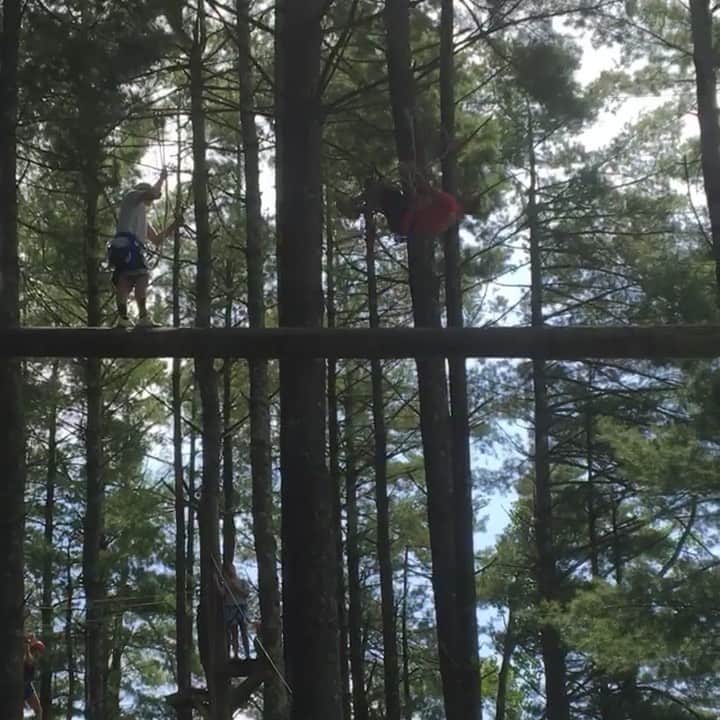ジェイコブ・ダルトンのインスタグラム：「The infamous backflip on the ropes course at @flipfestlf ! My first time trying to flip... definitely sketchy haha but you have a rope so what’s the worst that can happen 😂👌🏼 #backflip #ropescourse #reallyhigh」