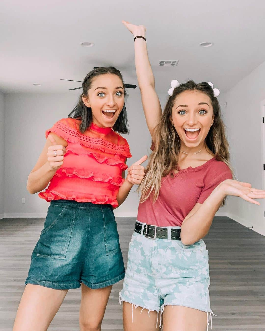 Brooklyn and Baileyさんのインスタグラム写真 - (Brooklyn and BaileyInstagram)「New house who dis (moving in soon how crazy is that!?!) Link in bio to watch our empty house tourrrr」8月8日 7時06分 - brooklynandbailey