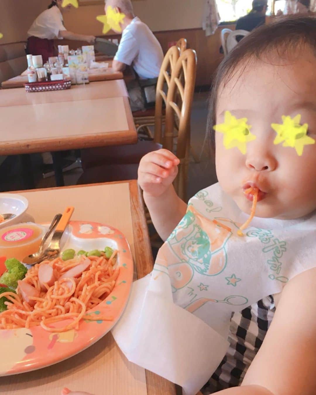 荒木麻里子さんのインスタグラム写真 - (荒木麻里子Instagram)「旅先でも#安定のさわやかハンバーグ 🍖 いつでも食べられるけど、いつ食べても安定の美味しさ😚 最寄りが本店だったから、いつもより特別感ありました。 . 旅行中は子供達もいつもに増して食欲旺盛🍽 . ホテルはバイキングだったのでここぞとばかりに色々盛ったけど、味が濃い物とカロリーが高い物を本能的に選ぶ娘…🤣🤣🤣 . . . #子供の食べてる姿大好き  #子供の食べてる姿がたまらない  #親バカ投稿すいません  #親バカ部  #3歳9ヶ月  #1歳7ヶ月  #2歳差育児  #2歳差兄妹  #家族旅行  #家族旅行2019  #子連れ旅行  #子連れランチ静岡  #ファミリートリップ  #さわやかハンバーグ  #lovekids  #momofboth  #momof2  #momof2kids」8月8日 7時09分 - marilyn198612