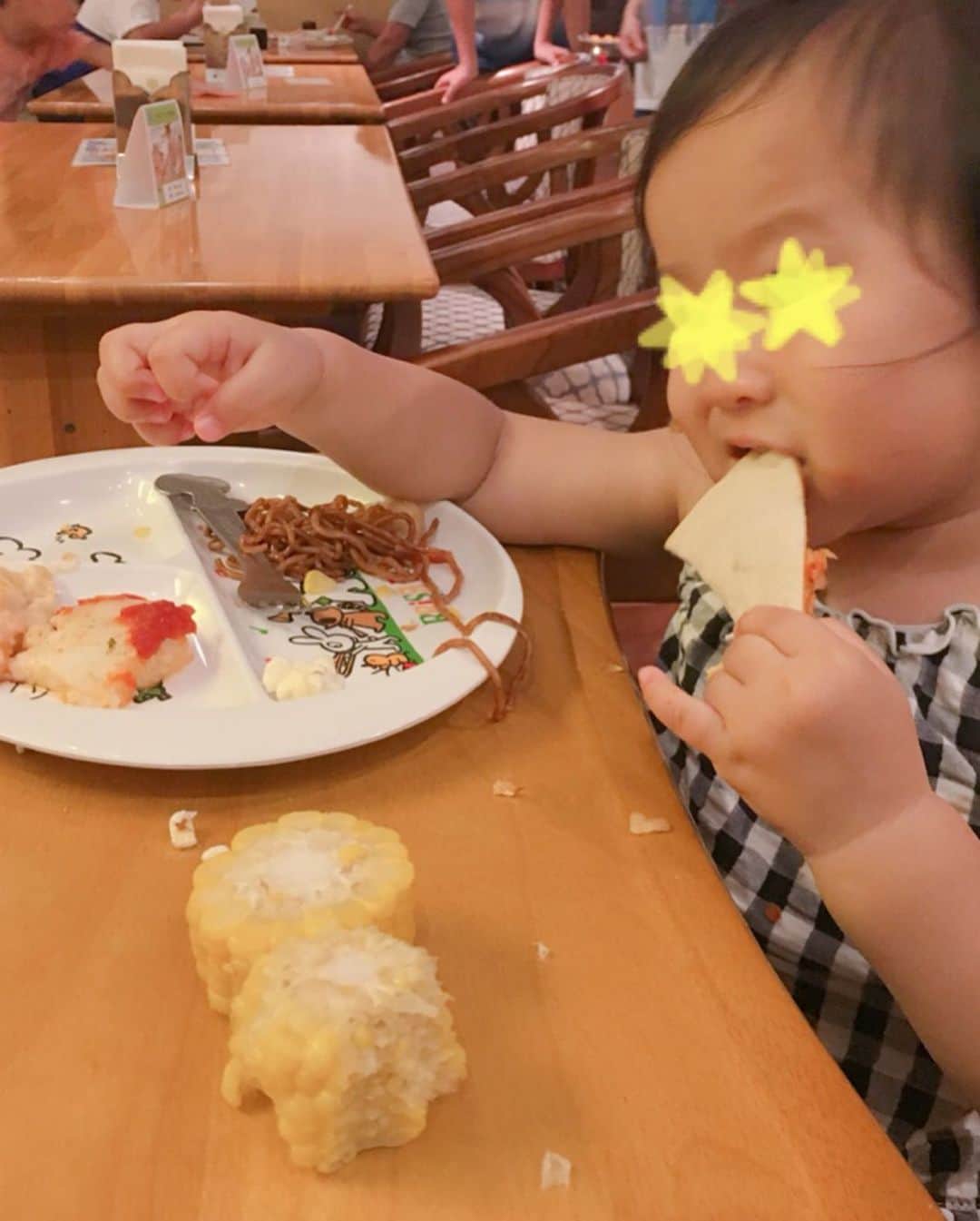 荒木麻里子さんのインスタグラム写真 - (荒木麻里子Instagram)「旅先でも#安定のさわやかハンバーグ 🍖 いつでも食べられるけど、いつ食べても安定の美味しさ😚 最寄りが本店だったから、いつもより特別感ありました。 . 旅行中は子供達もいつもに増して食欲旺盛🍽 . ホテルはバイキングだったのでここぞとばかりに色々盛ったけど、味が濃い物とカロリーが高い物を本能的に選ぶ娘…🤣🤣🤣 . . . #子供の食べてる姿大好き  #子供の食べてる姿がたまらない  #親バカ投稿すいません  #親バカ部  #3歳9ヶ月  #1歳7ヶ月  #2歳差育児  #2歳差兄妹  #家族旅行  #家族旅行2019  #子連れ旅行  #子連れランチ静岡  #ファミリートリップ  #さわやかハンバーグ  #lovekids  #momofboth  #momof2  #momof2kids」8月8日 7時09分 - marilyn198612
