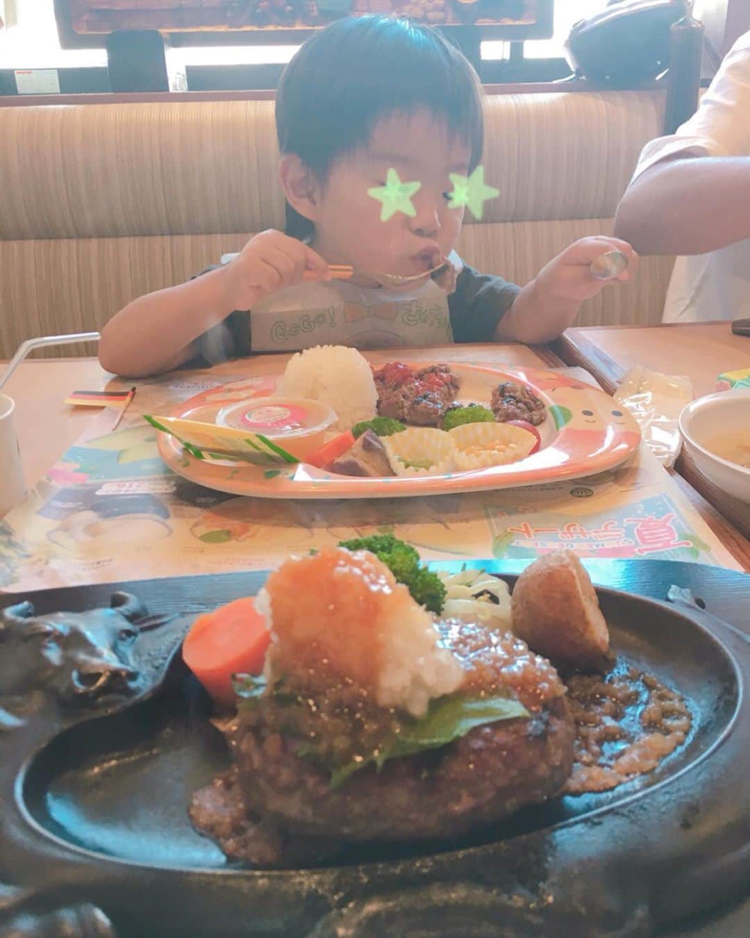 荒木麻里子さんのインスタグラム写真 - (荒木麻里子Instagram)「旅先でも#安定のさわやかハンバーグ 🍖 いつでも食べられるけど、いつ食べても安定の美味しさ😚 最寄りが本店だったから、いつもより特別感ありました。 . 旅行中は子供達もいつもに増して食欲旺盛🍽 . ホテルはバイキングだったのでここぞとばかりに色々盛ったけど、味が濃い物とカロリーが高い物を本能的に選ぶ娘…🤣🤣🤣 . . . #子供の食べてる姿大好き  #子供の食べてる姿がたまらない  #親バカ投稿すいません  #親バカ部  #3歳9ヶ月  #1歳7ヶ月  #2歳差育児  #2歳差兄妹  #家族旅行  #家族旅行2019  #子連れ旅行  #子連れランチ静岡  #ファミリートリップ  #さわやかハンバーグ  #lovekids  #momofboth  #momof2  #momof2kids」8月8日 7時09分 - marilyn198612