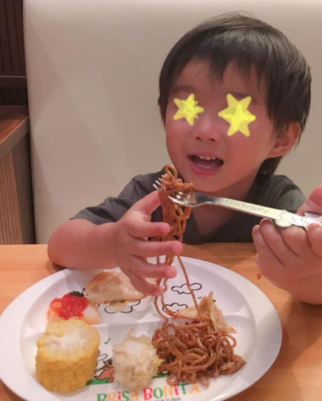 荒木麻里子さんのインスタグラム写真 - (荒木麻里子Instagram)「旅先でも#安定のさわやかハンバーグ 🍖 いつでも食べられるけど、いつ食べても安定の美味しさ😚 最寄りが本店だったから、いつもより特別感ありました。 . 旅行中は子供達もいつもに増して食欲旺盛🍽 . ホテルはバイキングだったのでここぞとばかりに色々盛ったけど、味が濃い物とカロリーが高い物を本能的に選ぶ娘…🤣🤣🤣 . . . #子供の食べてる姿大好き  #子供の食べてる姿がたまらない  #親バカ投稿すいません  #親バカ部  #3歳9ヶ月  #1歳7ヶ月  #2歳差育児  #2歳差兄妹  #家族旅行  #家族旅行2019  #子連れ旅行  #子連れランチ静岡  #ファミリートリップ  #さわやかハンバーグ  #lovekids  #momofboth  #momof2  #momof2kids」8月8日 7時09分 - marilyn198612