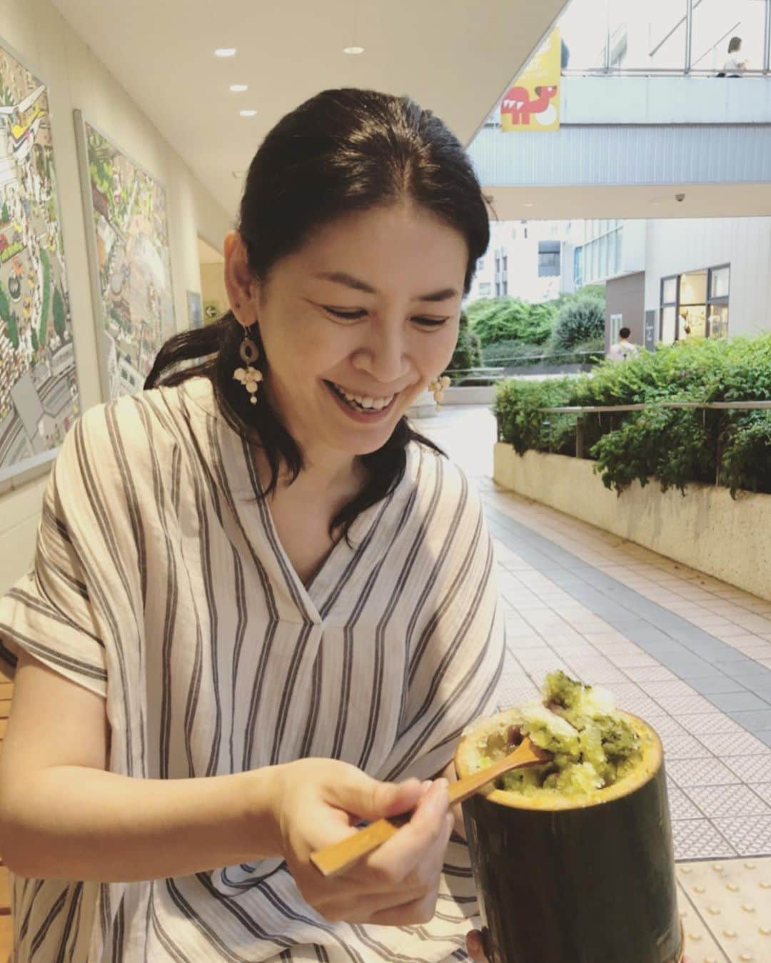 睦のインスタグラム：「今年初のカキ氷。  外で食べると、より ありがたみがっ😉  ザ・日本の涼ですね。  #カキ氷  #かき氷  #今年初  #shavedice  #煎茶  #sencha  #水ようかん 入り #美味しい  #つめたい  #冷たい  #涼  #縁側 風 #竹筒  #竹  #bamboo  #greentea  #japanesetea  #氷  #夏  #summer  #風物詩  #知覚過敏  #でも食べる  #美味  #作詞家  #lyricst  #モデル  #model  #井上睦都実 #睦」