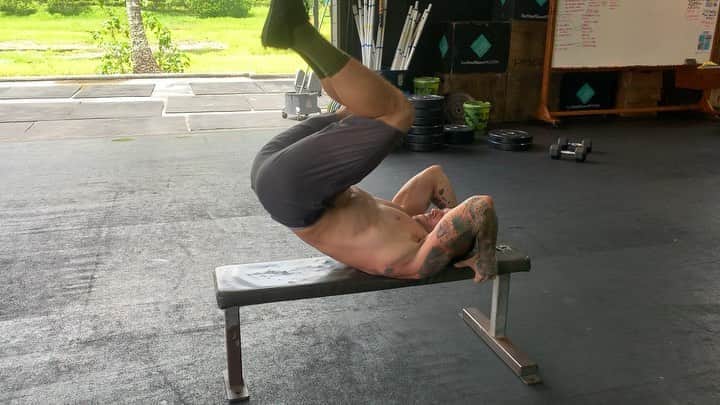 ザッキー・ヴェンジェンスのインスタグラム：「Speak politely to an enraged 🐉 #dragonflag #core #fitness #tattoos #noshirt #tolkien #abs #crossfit #kailua #oahu #hawaii #paradise #musician #gymnastics」