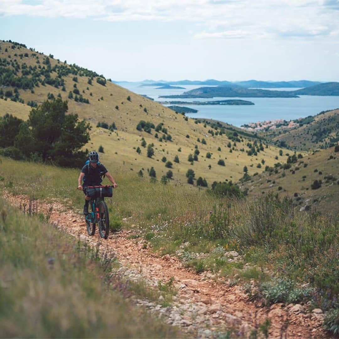 Shimanoさんのインスタグラム写真 - (ShimanoInstagram)「@elladee17 & @thewideeyedworld recently bike packed the Adriatic Crest Trail in Croatia. Click the link in our bio to read more about their adventure. #ShimanoMTB #Bikepacking #MTB」8月8日 7時21分 - rideshimano