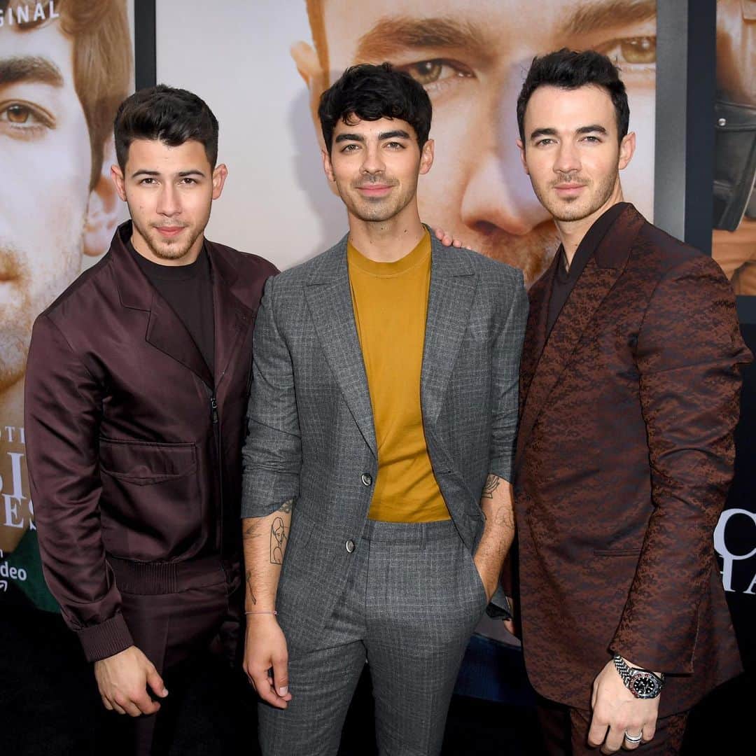 E! Onlineさんのインスタグラム写真 - (E! OnlineInstagram)「Happiness Begins and so does our skin care routine. Link in bio for an 𝐞𝐱𝐜𝐥𝐮𝐬𝐢𝐯𝐞 look at the beauty products that the Jonas Brothers use before every show. (📷: Getty Images)」8月8日 7時31分 - enews