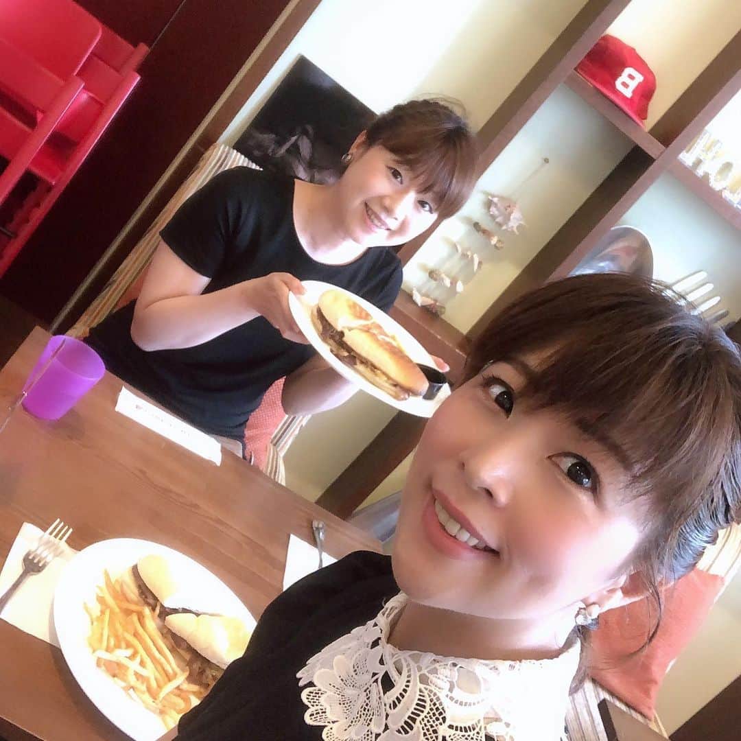 のインスタグラム：「今日も暑いですね☀️ 熱中症に気をつけましょう❣️ この間出かけた時にお肉食べて、水分補給もしっかりしました💖 ＃ボガーツカフェ＃ハワイアンカフェ＃ステーキサンドイッチ#みわともこちゃん＃タピオカミルクティー#生タピオカ#モッチャム＃湊町リバープレイス」