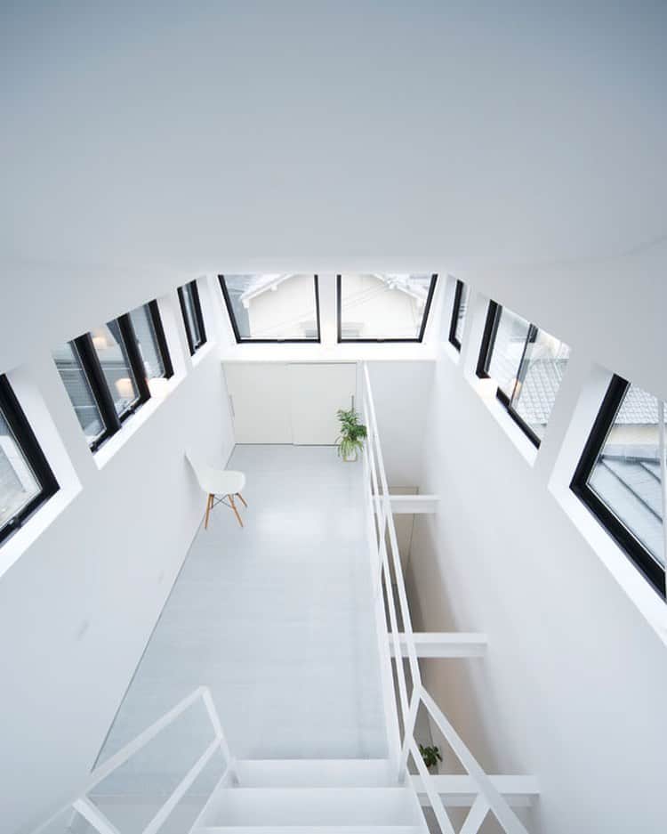 4E.okuwada architects officeさんのインスタグラム写真 - (4E.okuwada architects officeInstagram)「. . #はなみちさんのいえ . 最上階の セカンドリビング . 360度見渡せる開口部があります . 狭いかな 広く感じています そんな住宅 . 設計：#奥和田健建築設計事務所 #okuwada_architects_office (photo hirofumi imanishi) . . . #白 #セカンドリビング #建築 #設計事務所 #建築家  #ミニマル  #ミニマリスト  #シンプルな暮らし  #丁寧な暮らし #家 #architecturephotography #instahouse #japanesearchitecture #architect #architecture_minimal #architecture . .」8月8日 7時24分 - okuwada_architects
