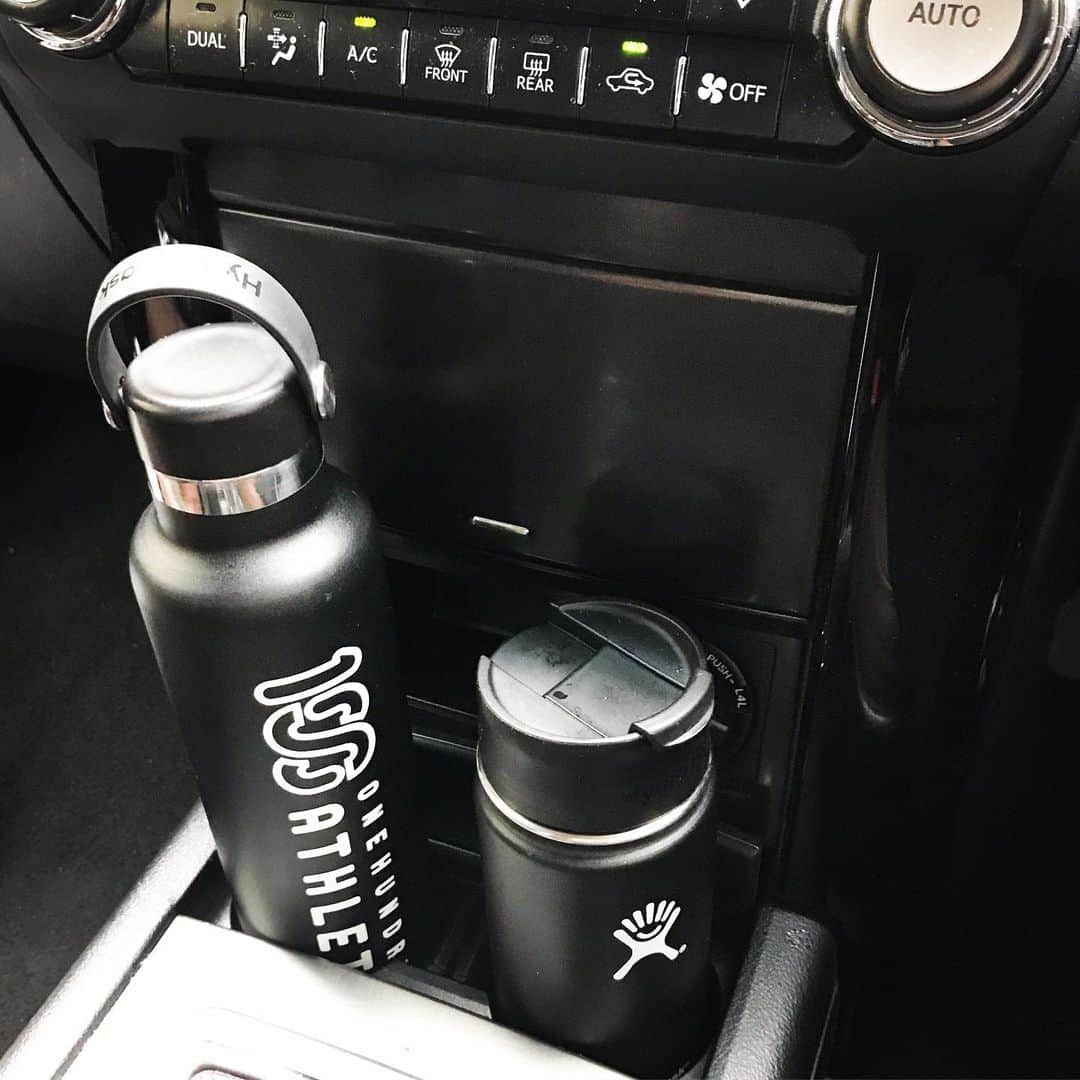 宇野薫のインスタグラム：「今日もコーヒーとむぎ茶の2つ持ち  #onehundredathletic #100athletic  #100A #unocaolshowten #caoluno  #hydroflask #hydroflaskjapan #ハイドロフラスク #宇野薫 #水分補給」