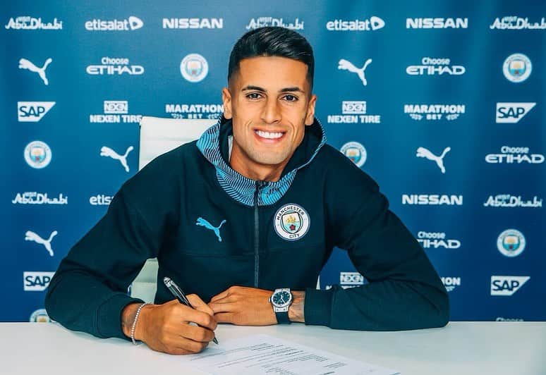 ジョアン・カンセロのインスタグラム：「Wherever you are I know you're still blessing my way, you are and always will be my guiding star, Mom. 🌟 Very happy to be here! Come on citizens ⚪️🔵 Made in 2835  #mommyblessme」
