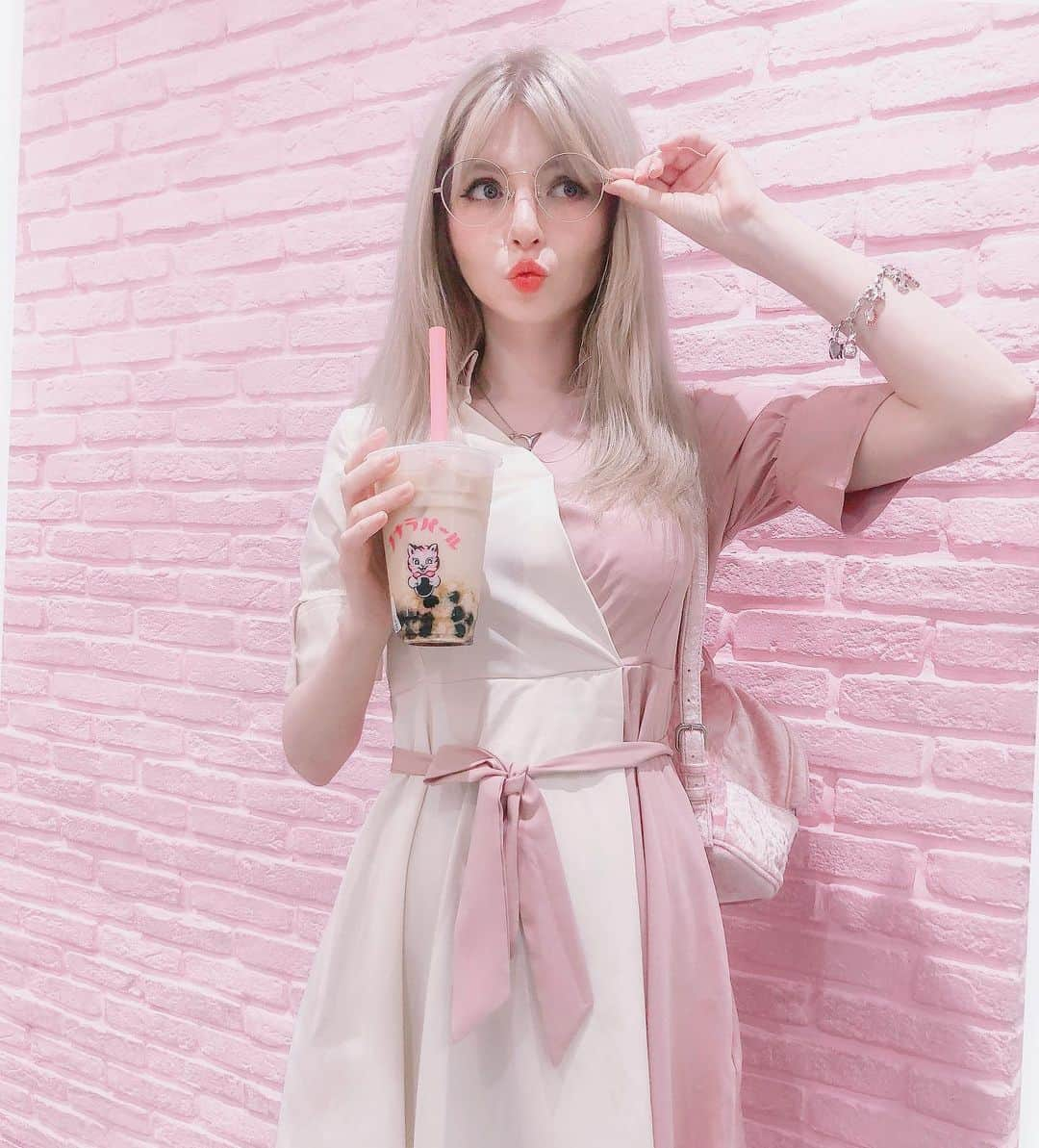 ソフィーさんのインスタグラム写真 - (ソフィーInstagram)「Do you like bubble tea?! Thank you @number76_sunada @hair_salon_nalu for always making my hair feel silky smooth!! ✨ Dress is from @yesstyle ! - #yesstyle #bubbletea #harajuku #ootd」8月8日 7時34分 - peachmilky_