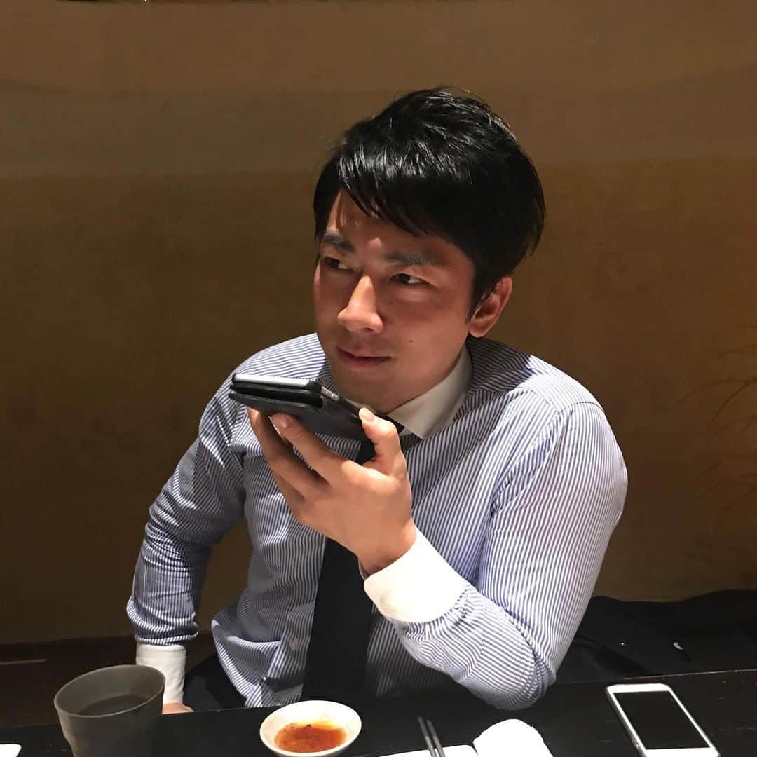 上地雄輔さんのインスタグラム写真 - (上地雄輔Instagram)「めちゃくちゃおめでとうございます😄 なんか改めて📺スゲー変な感じw あの進次郎が政治家になり 結婚して👰💒 お腹には可愛いBabyがいて テレビ付けたらニュースんなってて 今日婚姻届け出して うちの親父が… #気が付いたら#景色が変わってて#いつも#浦島太郎 #小泉進次郎#滝川クリステル#横須賀 小さい頃こんな感じになるなんて #思ってなし #🎉#㊗️#🍾」8月8日 7時39分 - usk_kmj