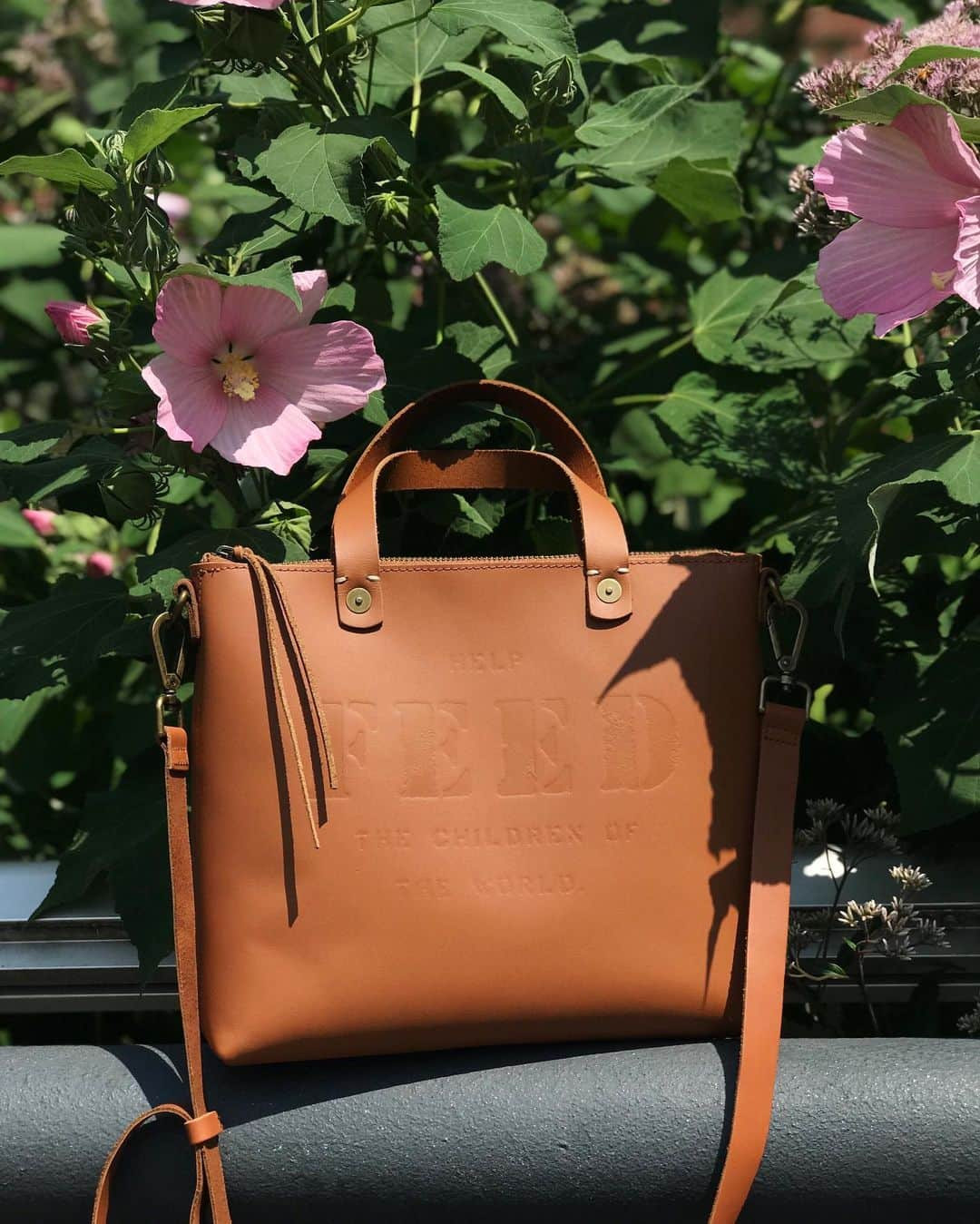 フィードプロジェクツさんのインスタグラム写真 - (フィードプロジェクツInstagram)「The Eleanor Crossbody: pairs well with florals, dinner dates, and summer strolls to the office.」8月8日 7時42分 - feed