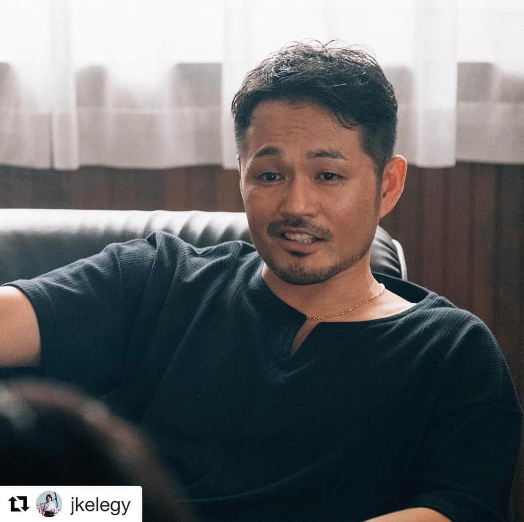 阿部亮平さんのインスタグラム写真 - (阿部亮平Instagram)「#Repost @jkelegy with @get_repost ・・・ こんばんは🌙 ﻿ 公開まであと2日‼️﻿ 初日の座席、ジリジリと埋まってきております…！﻿ 目指せ満席‼️‼️﻿ ﻿ 本日ご紹介するキャストは﻿ カズオと金儲け企むDVD販売店オーナー・横山役の﻿ 「阿部亮平（@abe_ryohei_）」さん！﻿ ﻿ 金儲けを企むDVD販売店オーナー、と字面だけ見ると﻿ めちゃくちゃ怪しいですが、まさにめちゃくちゃ怪しくてめちゃくちゃ怖い役。﻿ そんな役をあの阿部さんが演じているのですから思ってる倍は怖いです。﻿ 出演していただけると決まったとき、﻿ 助監督の頭の中に﻿ 「君も〜鈴蘭⤴︎？」（クローズZERO II）﻿ という阿部さんの笑顔がよぎり、冷や汗が吹き出たとか💦﻿ ﻿ 静かさの中のただならぬ怖さ、そして激昂した時の空気の振動、眼光の鋭さ…﻿ ぜひ大きなスクリーンで迫力ある阿部さんを体験してください‼️﻿ 初日舞台挨拶は阿部さんも登壇されます！﻿ ﻿ ちなみに現場での阿部さんはめっっっちゃくちゃオシャレで、めちゃくちゃ気さくな方でした！﻿ ﻿ そんな気さくな1面が垣間見える、﻿ 役者の山根和馬さんとのユニット﻿ 「純悪（＠junakujp）」めっちゃ面白いので要チェックです！  #JKエレジー﻿ #テアトル新宿﻿ #希代彩﻿ #猪野広樹﻿ #小室ゆら﻿ #芋生悠﻿ #川瀬陽太﻿ #阿部亮平  #純悪  #きりゅう映画祭﻿ #クラッシュビデオ﻿ #桐生﻿ #八木節祭り﻿ #八木節」8月8日 7時44分 - abe_ryohei_