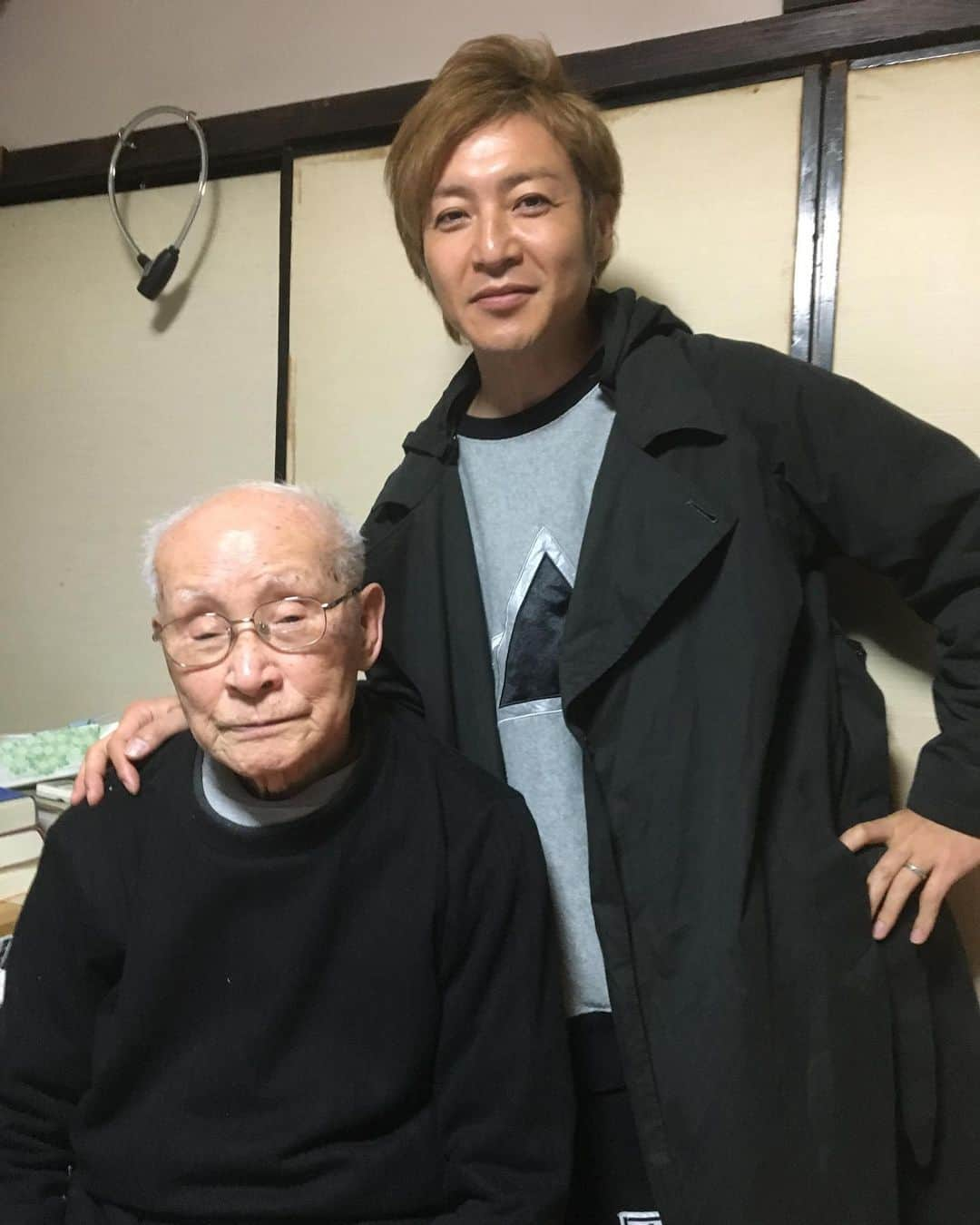 つるの剛士さんのインスタグラム写真 - (つるの剛士Instagram)「-訃報-  今朝の4時、 爺ちゃんに迎えがきてしまいました。  つい2週間前、 急に"靖國神社に行きたい"と北九州から突然やって来て、藤沢にも寄って元気に帰ったばかりでした。 その後、急に体調が悪くなり、ここ数日病床でした。  信じられないと思いますが、 亡くなる1時間前まで笑いながら歌を歌っていたそうです。 "斃れて後已む"  たおれてのちやむ （死ぬまで努力して途中でやめることをしない/） 爺ちゃんがよく口にしていた言葉です。  もう門司へ帰った際に貴重な昔話を聞けなくなったり、一緒に飲みに行けなくなるのは寂しいですが、決して悲しくはありません。  96年間の人生を駆け抜けた爺ちゃんに むしろ、おめでとうと拍手を送りたいです。  皆様、 あちこちライブ会場でも爺ちゃんがお世話になりました。  爺ちゃん、本当にありがとう 本当にご苦労様でした。  孫の剛士も爺ちゃんみたいに笑って逝けるように、 人生後悔しないよう一生懸命生きます。」8月8日 7時57分 - takeshi__tsuruno