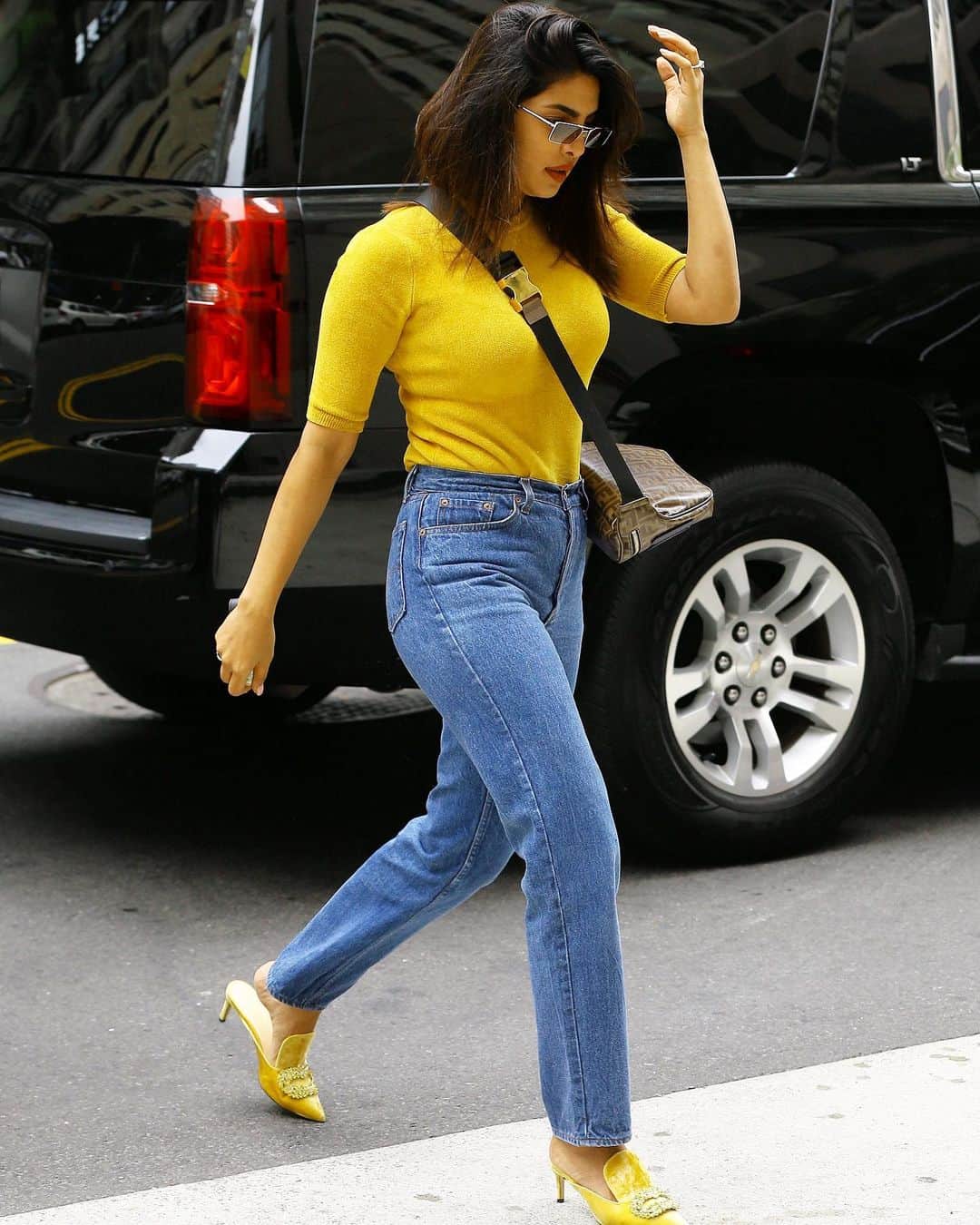 WHO WHAT WEARさんのインスタグラム写真 - (WHO WHAT WEARInstagram)「Sure, it's still 90 degrees outside, but we're ready to wear jeans. Tap our link for 11 of the most amazing pairs of jeans we found—and the celebs who would totally wear them. photos: backgrid, splash news」8月8日 8時04分 - whowhatwear