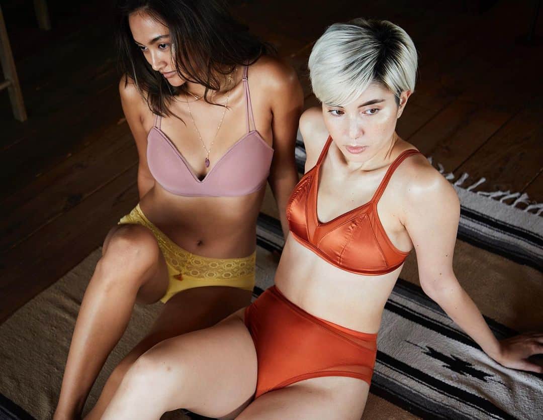 のインスタグラム：「Comfort is key; we love our @aeriejp ❤️ One of my favorite photos from our shoot 👯‍♀️ #aeriereal ⠀ . . . #aerierolemodel #aerie #aeriejp #lingerie #loungewear #intimates #setup #moroccan #glamping #comfort #selfconfidence #bodypositivity #beyourself #loveyourself #tokyomodels #tokyoblogger #sayakagawa #samanthamariko」