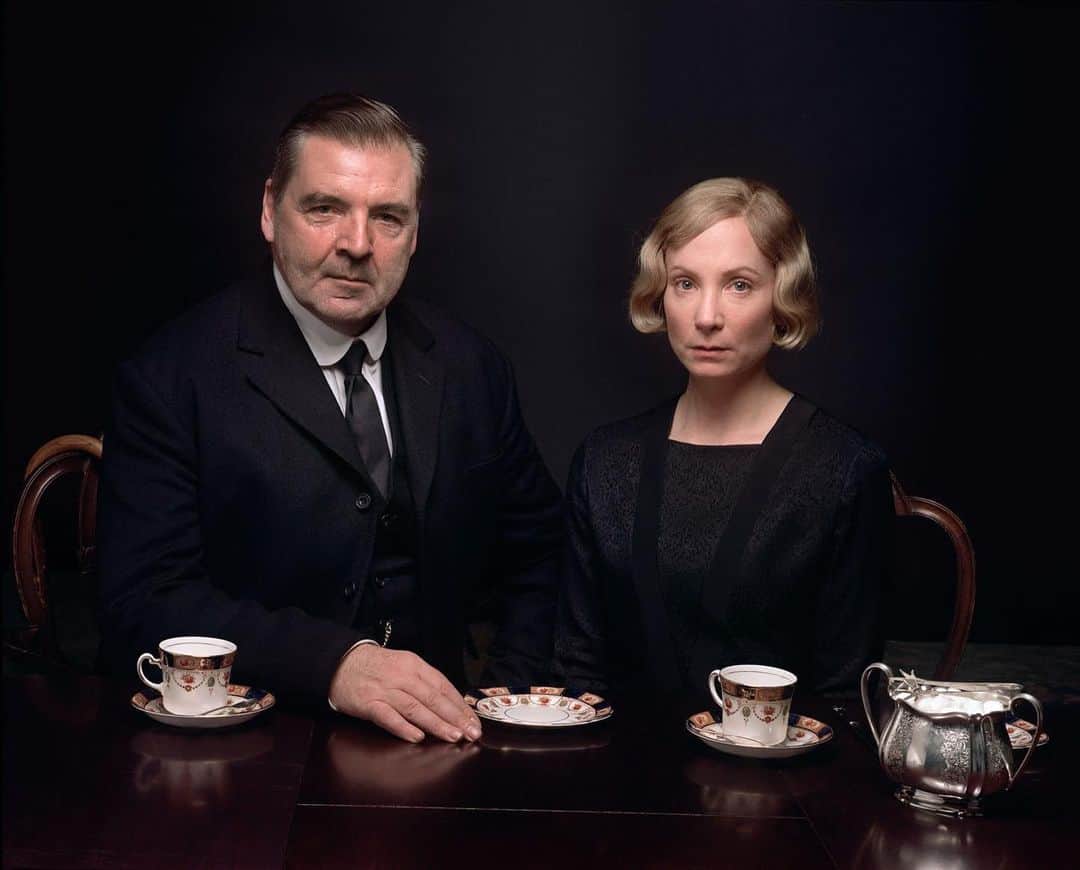 ジョアン・フロッグガットさんのインスタグラム写真 - (ジョアン・フロッグガットInstagram)「Afternoon tea is serious business at Downton @vanityfair #DowntonAbbeyFilm」8月8日 8時10分 - jofroggatt
