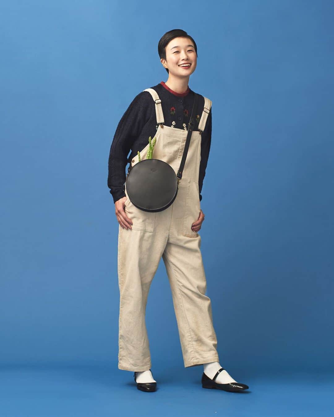chambre de charmeさんのインスタグラム写真 - (chambre de charmeInstagram)「. 【 chambre de charme 2019 autumn collection 】 ㅤ  knit cardigan ¥12,800+tax / chambre de charme blouse ¥5,900+tax / chambre de charme overall 9,800+tax / mat bag ¥21,000+tax / TIDE WAY ㅤ  Photo: Ryoko Ono(@musshkamayaturyoko) Hair&Make: Aya Murakami(@ayamurakami__) Styling: Kaho Yamaguchi(@kaho__yamaguchi) Model: Tara(@tarafuku333 ) . #2019autumncollection  #chambredecharme #mallechambredecharme  #matquotidien#eipe#malle#mat」8月8日 8時12分 - malle_cdc_official