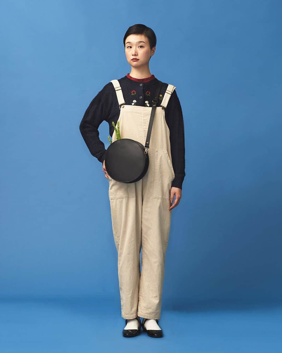 chambre de charmeさんのインスタグラム写真 - (chambre de charmeInstagram)「. 【 chambre de charme 2019 autumn collection 】 ㅤ  knit cardigan ¥12,800+tax / chambre de charme blouse ¥5,900+tax / chambre de charme overall 9,800+tax / mat bag ¥21,000+tax / TIDE WAY ㅤ  Photo: Ryoko Ono(@musshkamayaturyoko) Hair&Make: Aya Murakami(@ayamurakami__) Styling: Kaho Yamaguchi(@kaho__yamaguchi) Model: Tara(@tarafuku333 ) . #2019autumncollection  #chambredecharme #mallechambredecharme  #matquotidien#eipe#malle#mat」8月8日 8時12分 - malle_cdc_official