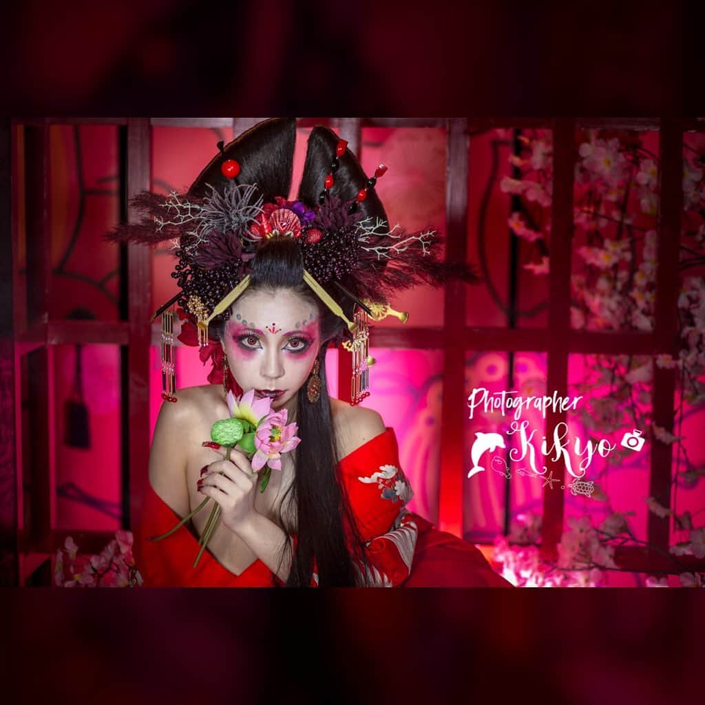 松すみれさんのインスタグラム写真 - (松すみれInstagram)「. . 【花魁人魚】～Japanese Mermaid～ . 見世物として張見世に飾られている間、人混みの中をひっきりなしに飛び跳ねてはこちらを見る青年。 . ｢私がそんなに珍しければ見ればいい｣ ｢どうせ貴方もこの群衆の中の一人なのだから｣ . さして気にも止めなかった。 . . そしてひとしきり格子の外の見物客が散り散りになった後、その青年はこちらへ近づいてきた。 その青年は花屋のようだ。 . そして肩に担いでいた桶から一輪の蓮を取り出し、格子越しに手渡された。 . ｢貴女がここ来てから、何と美しい方なんだと思い貴女に合う花を探していました｣ ｢きっとお似合いになられると思います。では·····｣ . あまりの突然の出来事で一瞬理解が出来なかった。 しかし、気づけば人魚の目から涙が零れていた。 . 『私は·····美しい·····？？』 . ホロホロと零れる涙は蓮の花に落ち、瞬く間に綺麗な蓮が咲いた。 . もし、またあの青年に出会える時が来たら、沢山の蓮の花を送ろう。 それが悲しみによって咲いた華でも。 . 一縷の望みを託し、今宵も｢見世物小屋の人魚｣として生きる。 . To be continued... . photo：@kikyo.wong  hair：@nhachino  make up：@e.matsu  model：This is me. . . #闇の王 #闇の王展2019 #mermaid_japan #colors_of_day #mermaidlove  #mermaid #lovers_nippon_portrait  #PHOS_japan #ig_japan #mermaidelite #japan_of_insta  #mermaidlife #ig_humanplus #art_of_japan_ #finfolkmermaid #mermaidphotography #realmermaid  #人魚 #花魁 #日本 #伝説 #創作 #着物 #pasha_magazine  #カメラマン募集 #fairytales #fantasyphotography #japanesebeauty #omatsu_oiran_kimono  #PASHA認定作品展2」8月8日 8時17分 - omatsudayo