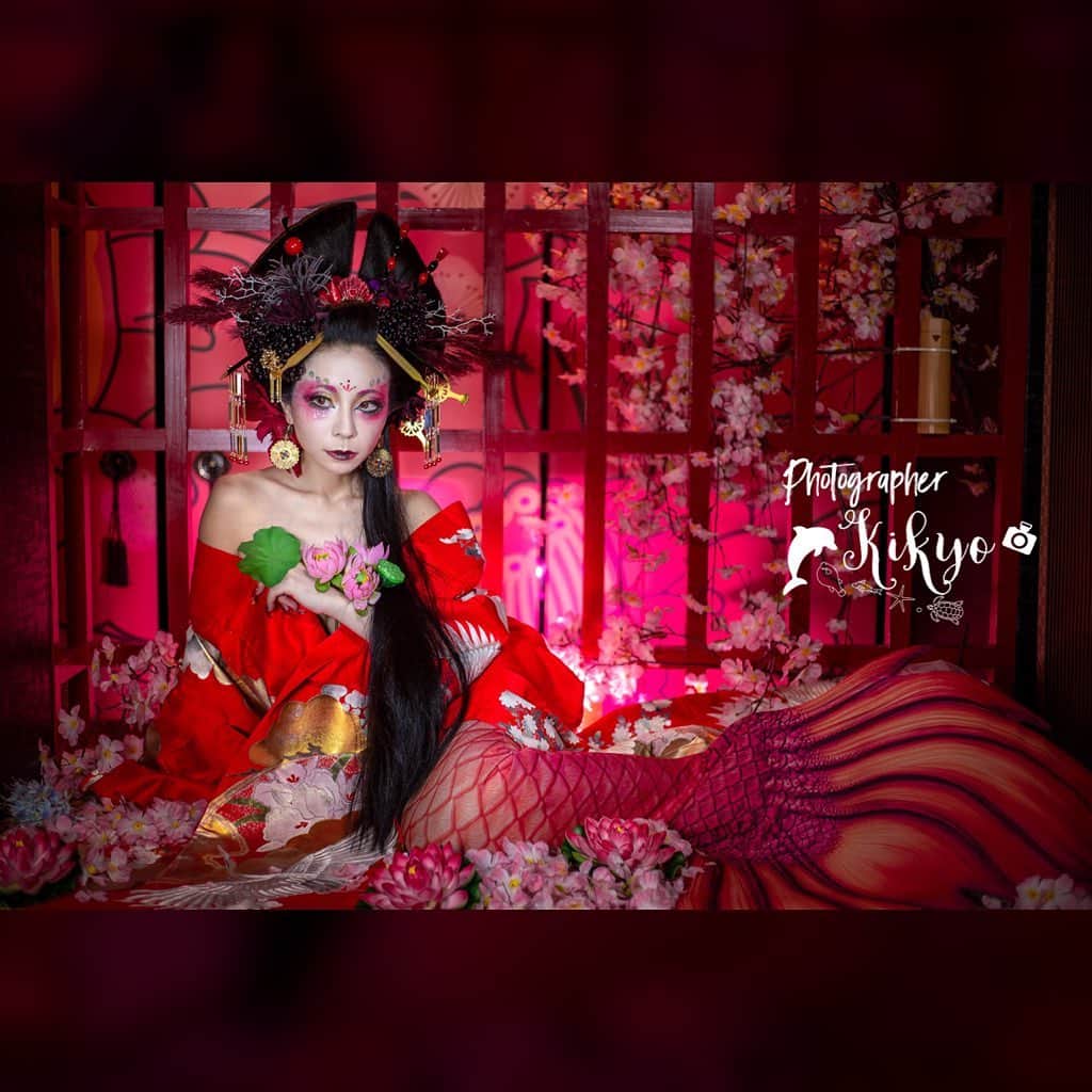 松すみれさんのインスタグラム写真 - (松すみれInstagram)「. . 【花魁人魚】～Japanese Mermaid～ . 見世物として張見世に飾られている間、人混みの中をひっきりなしに飛び跳ねてはこちらを見る青年。 . ｢私がそんなに珍しければ見ればいい｣ ｢どうせ貴方もこの群衆の中の一人なのだから｣ . さして気にも止めなかった。 . . そしてひとしきり格子の外の見物客が散り散りになった後、その青年はこちらへ近づいてきた。 その青年は花屋のようだ。 . そして肩に担いでいた桶から一輪の蓮を取り出し、格子越しに手渡された。 . ｢貴女がここ来てから、何と美しい方なんだと思い貴女に合う花を探していました｣ ｢きっとお似合いになられると思います。では·····｣ . あまりの突然の出来事で一瞬理解が出来なかった。 しかし、気づけば人魚の目から涙が零れていた。 . 『私は·····美しい·····？？』 . ホロホロと零れる涙は蓮の花に落ち、瞬く間に綺麗な蓮が咲いた。 . もし、またあの青年に出会える時が来たら、沢山の蓮の花を送ろう。 それが悲しみによって咲いた華でも。 . 一縷の望みを託し、今宵も｢見世物小屋の人魚｣として生きる。 . To be continued... . photo：@kikyo.wong  hair：@nhachino  make up：@e.matsu  model：This is me. . . #闇の王 #闇の王展2019 #mermaid_japan #colors_of_day #mermaidlove  #mermaid #lovers_nippon_portrait  #PHOS_japan #ig_japan #mermaidelite #japan_of_insta  #mermaidlife #ig_humanplus #art_of_japan_ #finfolkmermaid #mermaidphotography #realmermaid  #人魚 #花魁 #日本 #伝説 #創作 #着物 #pasha_magazine  #カメラマン募集 #fairytales #fantasyphotography #japanesebeauty #omatsu_oiran_kimono  #PASHA認定作品展2」8月8日 8時17分 - omatsudayo