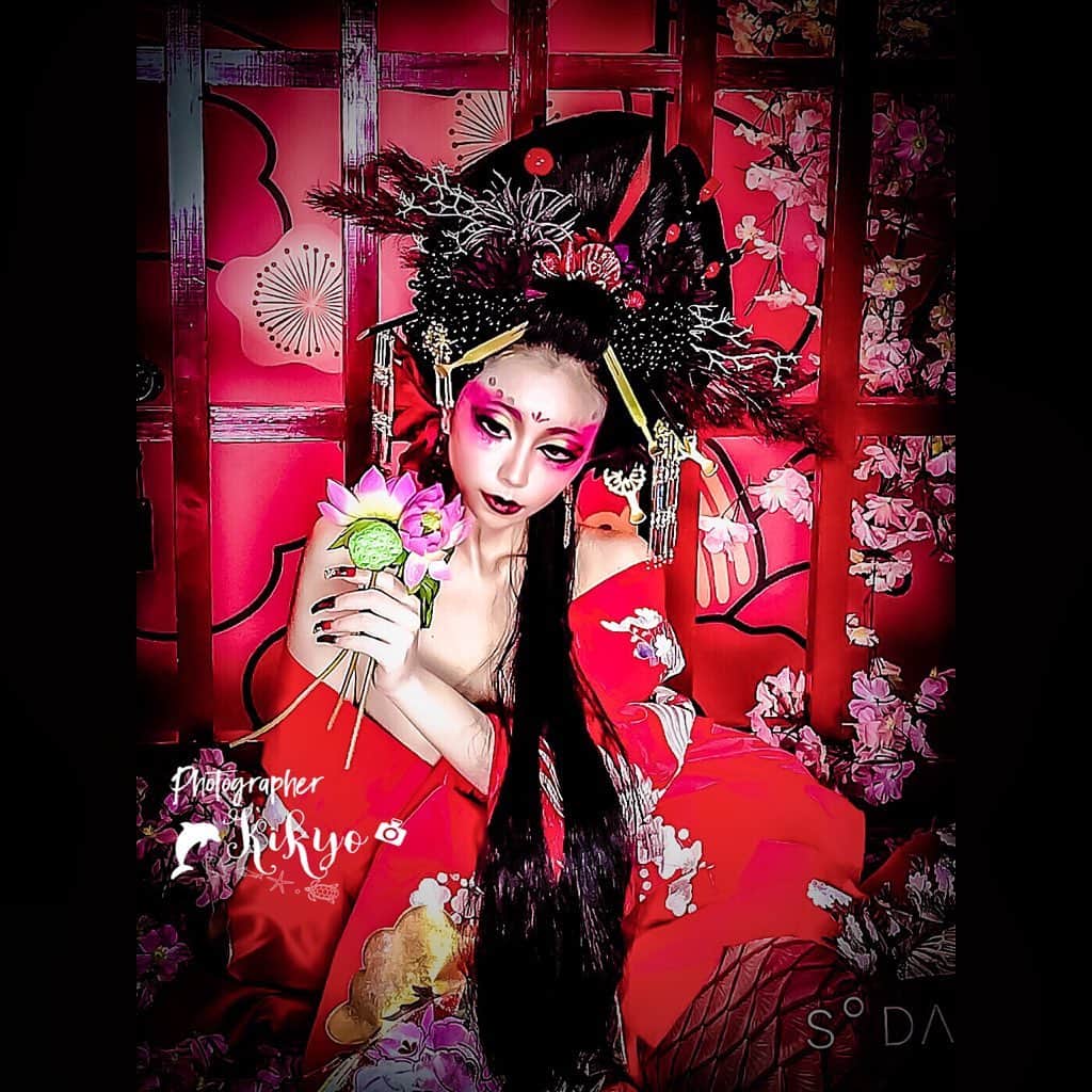 松すみれさんのインスタグラム写真 - (松すみれInstagram)「. . 【花魁人魚】～Japanese Mermaid～ . 見世物として張見世に飾られている間、人混みの中をひっきりなしに飛び跳ねてはこちらを見る青年。 . ｢私がそんなに珍しければ見ればいい｣ ｢どうせ貴方もこの群衆の中の一人なのだから｣ . さして気にも止めなかった。 . . そしてひとしきり格子の外の見物客が散り散りになった後、その青年はこちらへ近づいてきた。 その青年は花屋のようだ。 . そして肩に担いでいた桶から一輪の蓮を取り出し、格子越しに手渡された。 . ｢貴女がここ来てから、何と美しい方なんだと思い貴女に合う花を探していました｣ ｢きっとお似合いになられると思います。では·····｣ . あまりの突然の出来事で一瞬理解が出来なかった。 しかし、気づけば人魚の目から涙が零れていた。 . 『私は·····美しい·····？？』 . ホロホロと零れる涙は蓮の花に落ち、瞬く間に綺麗な蓮が咲いた。 . もし、またあの青年に出会える時が来たら、沢山の蓮の花を送ろう。 それが悲しみによって咲いた華でも。 . 一縷の望みを託し、今宵も｢見世物小屋の人魚｣として生きる。 . To be continued... . photo：@kikyo.wong  hair：@nhachino  make up：@e.matsu  model：This is me. . . #闇の王 #闇の王展2019 #mermaid_japan #colors_of_day #mermaidlove  #mermaid #lovers_nippon_portrait  #PHOS_japan #ig_japan #mermaidelite #japan_of_insta  #mermaidlife #ig_humanplus #art_of_japan_ #finfolkmermaid #mermaidphotography #realmermaid  #人魚 #花魁 #日本 #伝説 #創作 #着物 #pasha_magazine  #カメラマン募集 #fairytales #fantasyphotography #japanesebeauty #omatsu_oiran_kimono  #PASHA認定作品展2」8月8日 8時17分 - omatsudayo
