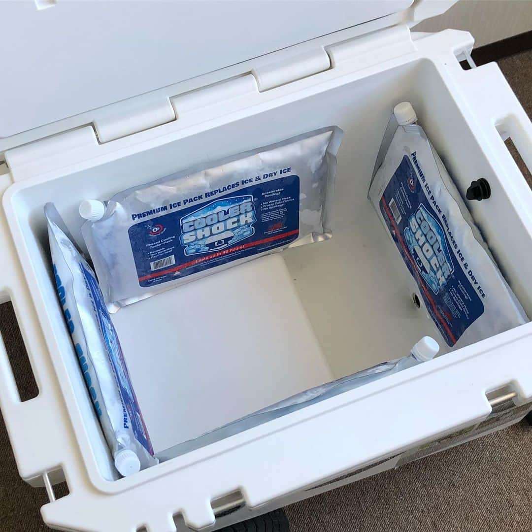 株式会社津田商会のインスタグラム：「ROVR60qt（クーラーボックス）にCOOLER SHOCK L（保冷剤）を4つ入れて何時間でどれくらい温度が変化するかテストしてみようと思います。 ・ スタート前は気温29.7℃、クーラーボックス内温度28.5℃。 ・ アメリカの高性能クーラーと強力保冷剤の組み合わせで果たしてどれだけ冷えるか！楽しみです！ ・ #rovrcoolers #ローバークーラー #rovr #ローバー #coolershock #クーラーショック #保冷剤 #テスト #キャンプ #キャンプ道具 #外遊び #キャンプギア #アウトドア #camp #クーラーボックス #camper #camping #ファミリーキャンプ #outdoor #キャンプ飯 #キャンピング #グランピング」