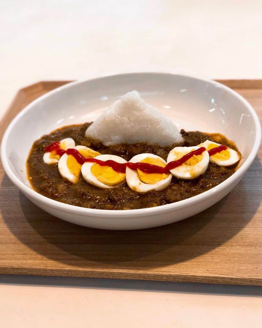 秋山具義さんのインスタグラム写真 - (秋山具義Instagram)「朝カレーで、『ほぼ日 カレーの恩返しカレー』の「今日は、ビーフカレーです。」を、﻿ 渋谷の『ムルギー 』のカレー風に盛り付け。﻿ 『ムルギー 』行ったことないけどw﻿ ﻿ チキンカレーに続き発売されたビーフカレーもめちゃくちゃ美味しいんです！！！﻿ ﻿ #ほぼ日カレーの恩返しカレー #ほぼ日 #ムルギー #カレーの恩返し #具義カレー2019」8月8日 8時21分 - gugitter