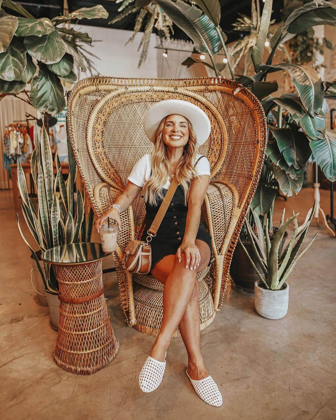 ビービーダコタさんのインスタグラム写真 - (ビービーダコタInstagram)「This southern cutie & MAJOR style crush is showing us all her faves to visit in New Orleans. Link in Bio for the full story #bbdcityguide #babesinbbbd via @dashing_darlin」8月8日 8時28分 - bbdakota