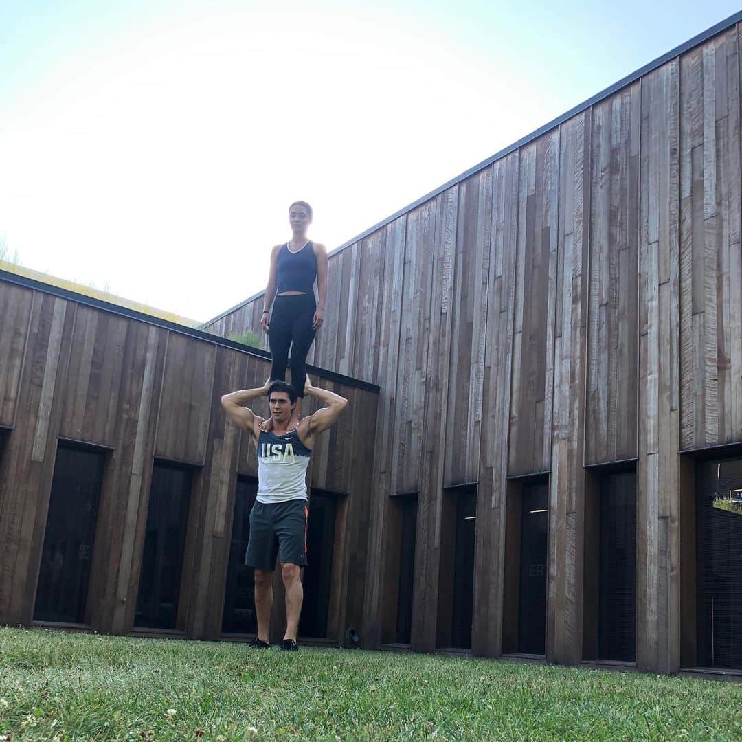のインスタグラム：「When cast mates Acro on dinner break 👌👌👌 #IntoTheWoodsWT @writers_theatre  @mollymhernandez」