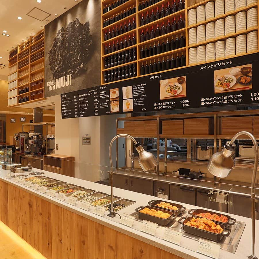 無印良品さんのインスタグラム写真 - (無印良品Instagram)「【Café&Meal MUJI】新宿店がリニューアルしました - 映画館「新宿ピカデリー」のB1Fにあり、高い天井に吊るされた大きな2つのシャンデリアが特長のCafé&Meal MUJI 新宿店。都内で最も多くの130席に座席数が増え、より多くのお客さまにご利用いただけるようになりました。また今回のリニューアルに伴い、メニューも変更しています。 店内では、IDÉEが企画展示している「Life in Art」をご覧いただけます（展示内容は時期によって変更となります）。 デザート、ドリンクメニューも充実していますので、お買い物や映画鑑賞の後に、ぜひ休憩にいらしてください。 スタッフ一同、皆さまのご来店をお待ちしております。 - #CaféandMealMUJI #CaféMUJI #無印良品 #MUJIカフェ #カフェ #夏 #夏ドリンク #ドリンク #飲み物 #パフェ #マンゴーパフェ #リニューアルオープン #リニューアル #シャンデリア #買い物 #休憩 #映画鑑賞 #新宿ピカデリー #idee #IDÉE」8月8日 14時00分 - muji_global