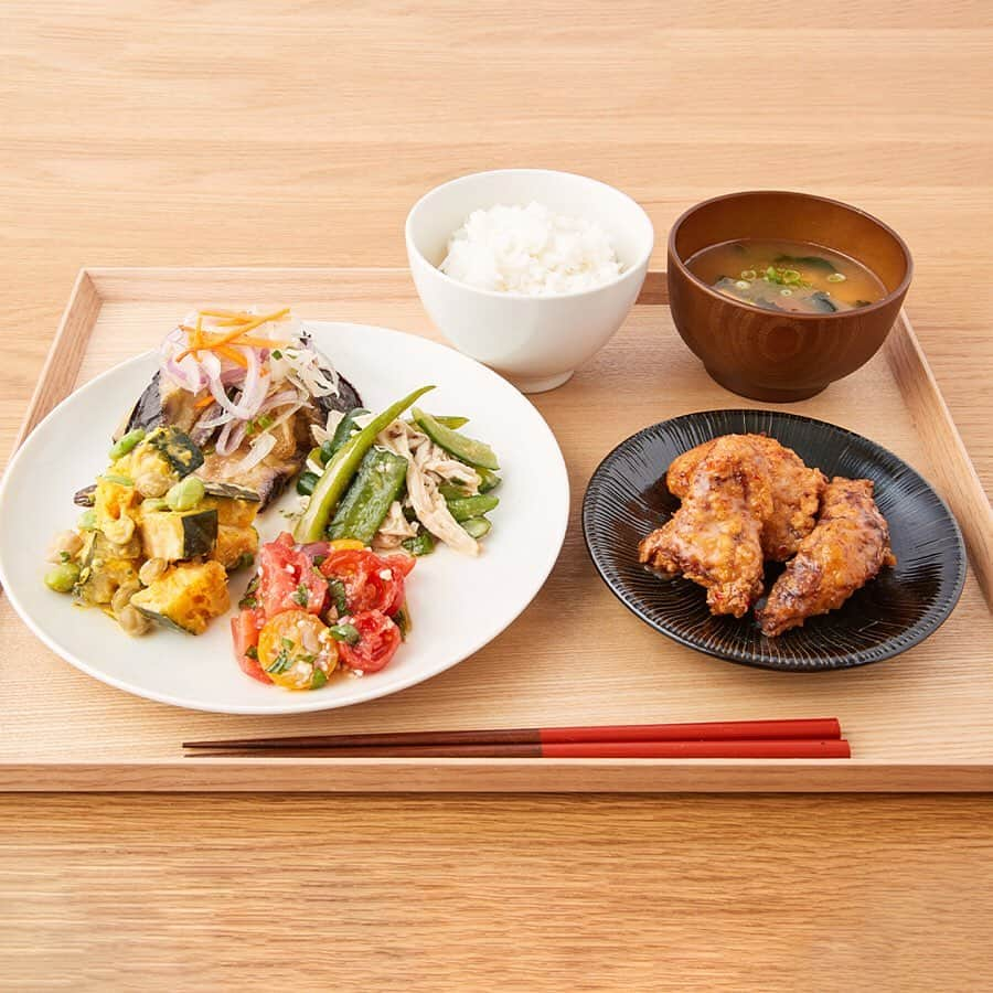 無印良品さんのインスタグラム写真 - (無印良品Instagram)「【Café&Meal MUJI】新宿店がリニューアルしました - 映画館「新宿ピカデリー」のB1Fにあり、高い天井に吊るされた大きな2つのシャンデリアが特長のCafé&Meal MUJI 新宿店。都内で最も多くの130席に座席数が増え、より多くのお客さまにご利用いただけるようになりました。また今回のリニューアルに伴い、メニューも変更しています。 店内では、IDÉEが企画展示している「Life in Art」をご覧いただけます（展示内容は時期によって変更となります）。 デザート、ドリンクメニューも充実していますので、お買い物や映画鑑賞の後に、ぜひ休憩にいらしてください。 スタッフ一同、皆さまのご来店をお待ちしております。 - #CaféandMealMUJI #CaféMUJI #無印良品 #MUJIカフェ #カフェ #夏 #夏ドリンク #ドリンク #飲み物 #パフェ #マンゴーパフェ #リニューアルオープン #リニューアル #シャンデリア #買い物 #休憩 #映画鑑賞 #新宿ピカデリー #idee #IDÉE」8月8日 14時00分 - muji_global