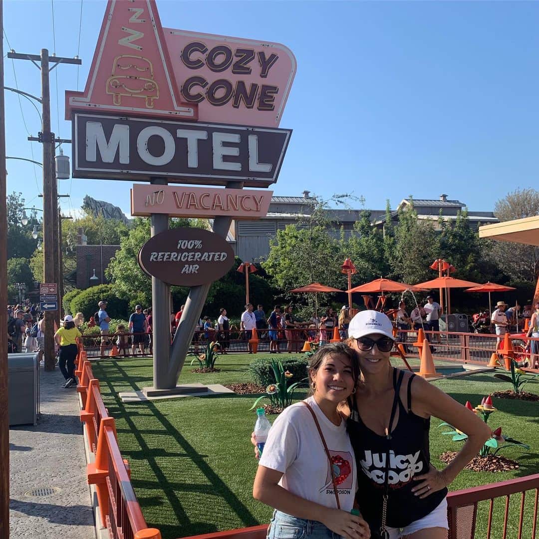 ヘザー・マクドナルドのインスタグラム：「Such a perfect day @disneyland @disneyland_celebs we did both parks, dinner at @downtown_disney & did the #electricalparade & #disneyfireworks」
