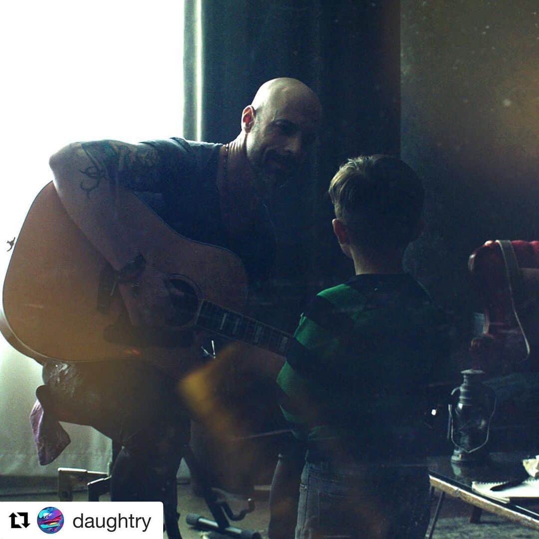 のインスタグラム：「#Repost @daughtry with @get_repost ・・・ Join @chrisdaughtry TOMORROW live on Facebook following the "As You Are" video premiere. If you have questions about the song - or anything #Daughtry - please post here in the comments. We'll see you soon! #asyouare ❤️🧡💛💚💙💜」