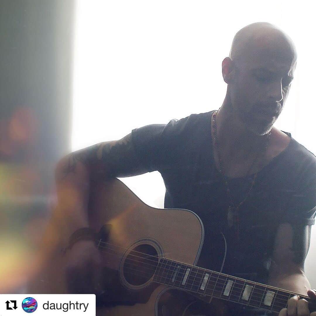 のインスタグラム：「#Repost @daughtry with @get_repost ・・・ Watch the premiere of Daughtry's new music video: "As You Are" TOMORROW at 12pm ET / 9am PT. Link in bio. Then join @ChrisDaughtry live on Facebook to discuss! #asyouare #spreadthelove ❤️🧡💛💚💙💜」