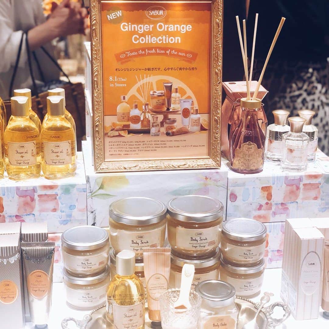 eiko kagamiさんのインスタグラム写真 - (eiko kagamiInstagram)「先日、SABON @sabon_japan にて8月1日より発売スタートした「ジンジャーオレンジ」のコレクション新作お披露目会へおじゃましてきました🍊💛 . シャワーオイル、ボディスクラブ、ボディジュレの香りと感触を体験させて頂きました❤︎ 大好きなSABONの世界。 それはそれは癒しでたまらない空間🤤✨ . オレンジと、スパイシーなジンジャーの組み合わせがこの季節にピッタリ🧡 我が家にもニューラインがまた増えました！😆 オススメです😍 お誘いしてくれた愛子ちゃん @aiko.emotionalsky いつもありがとう🙇‍♀️🧡✨ . . . #SABON #sabonjapan  #美容#サボン #スクラブ#ボディケア #ボディケアグッズ #美容グッズ #中目黒」8月8日 8時49分 - eikooo7
